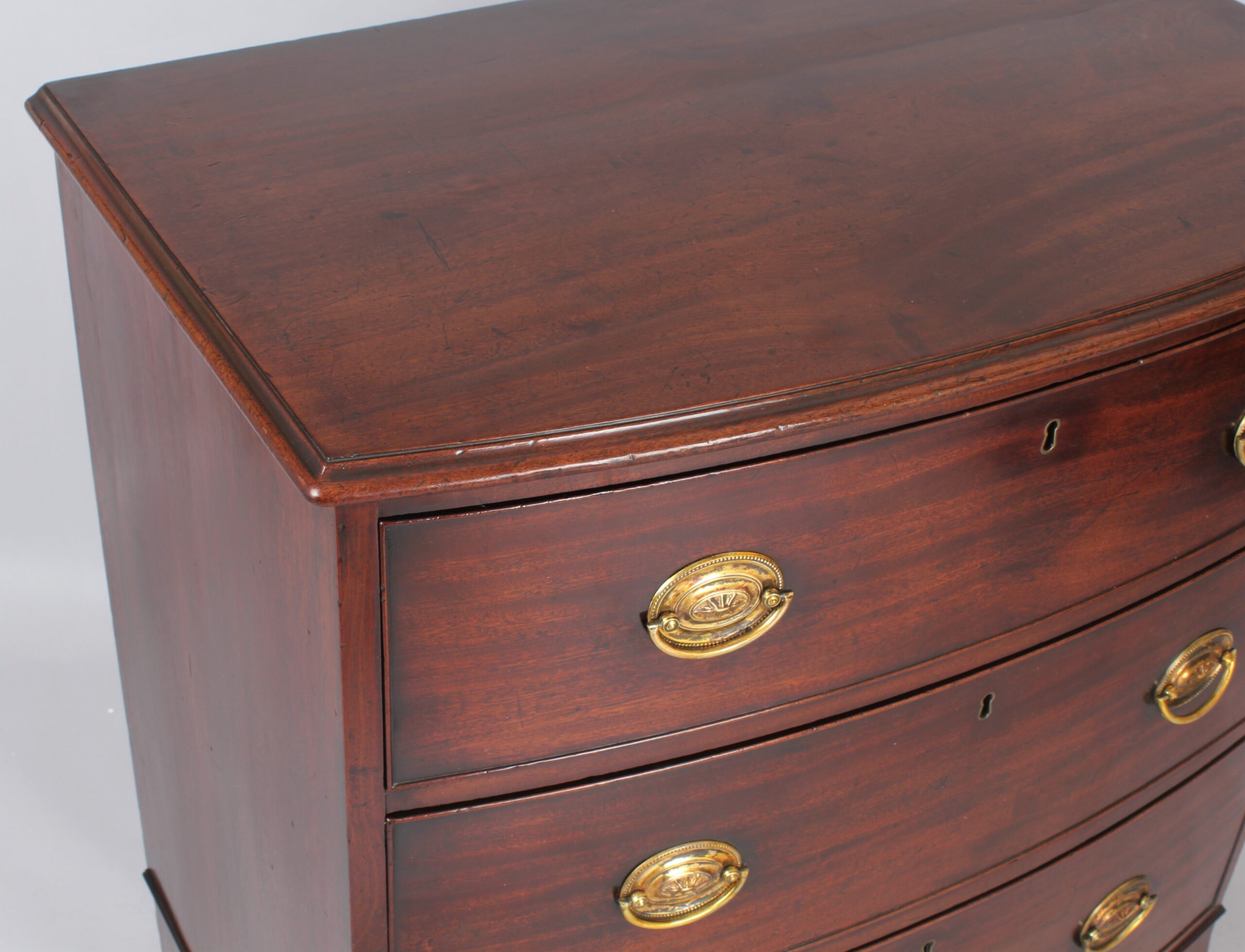 Good quality George III period mahogany small bow fronted chest of drawers