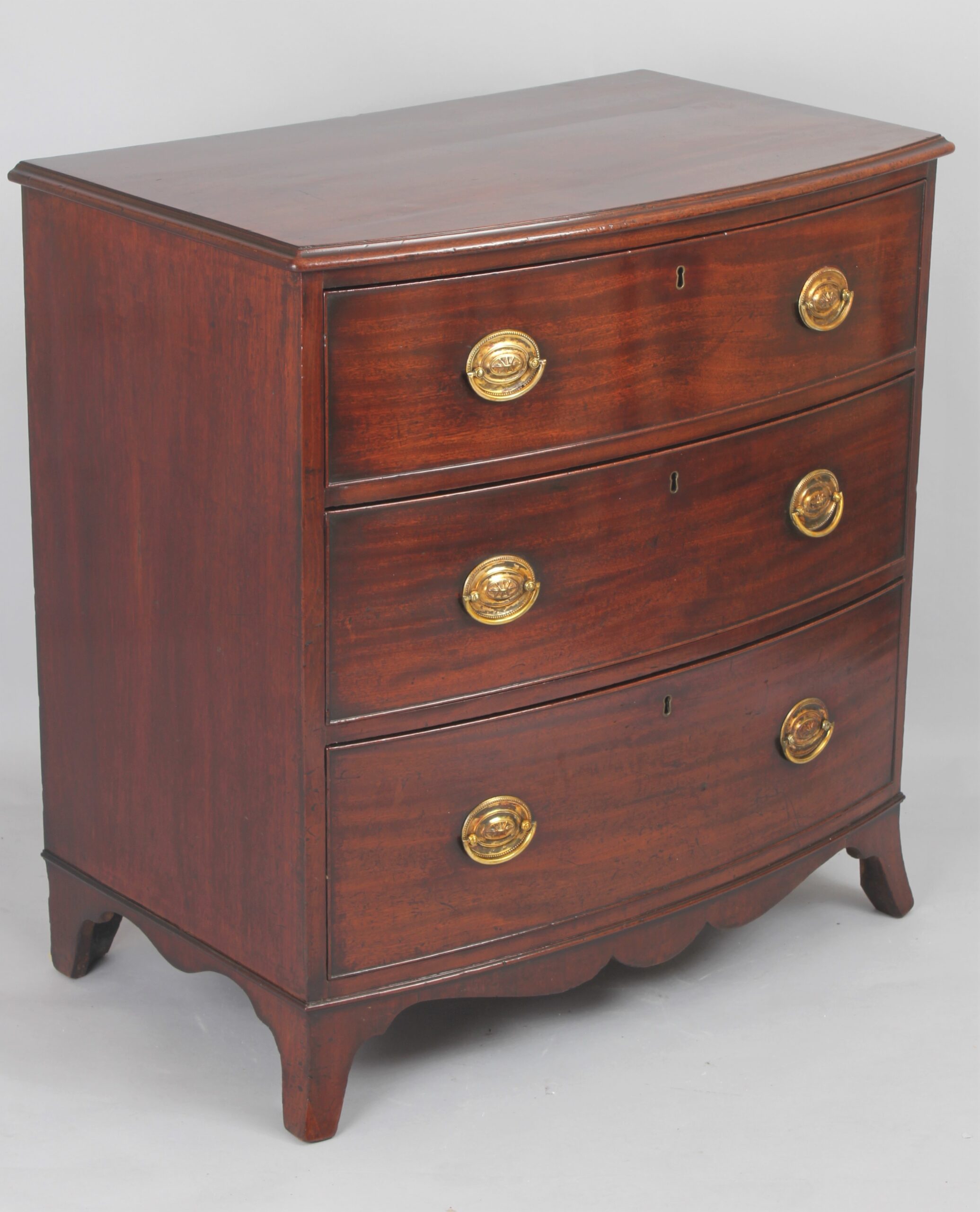 Good quality George III period mahogany small bow fronted chest of drawers