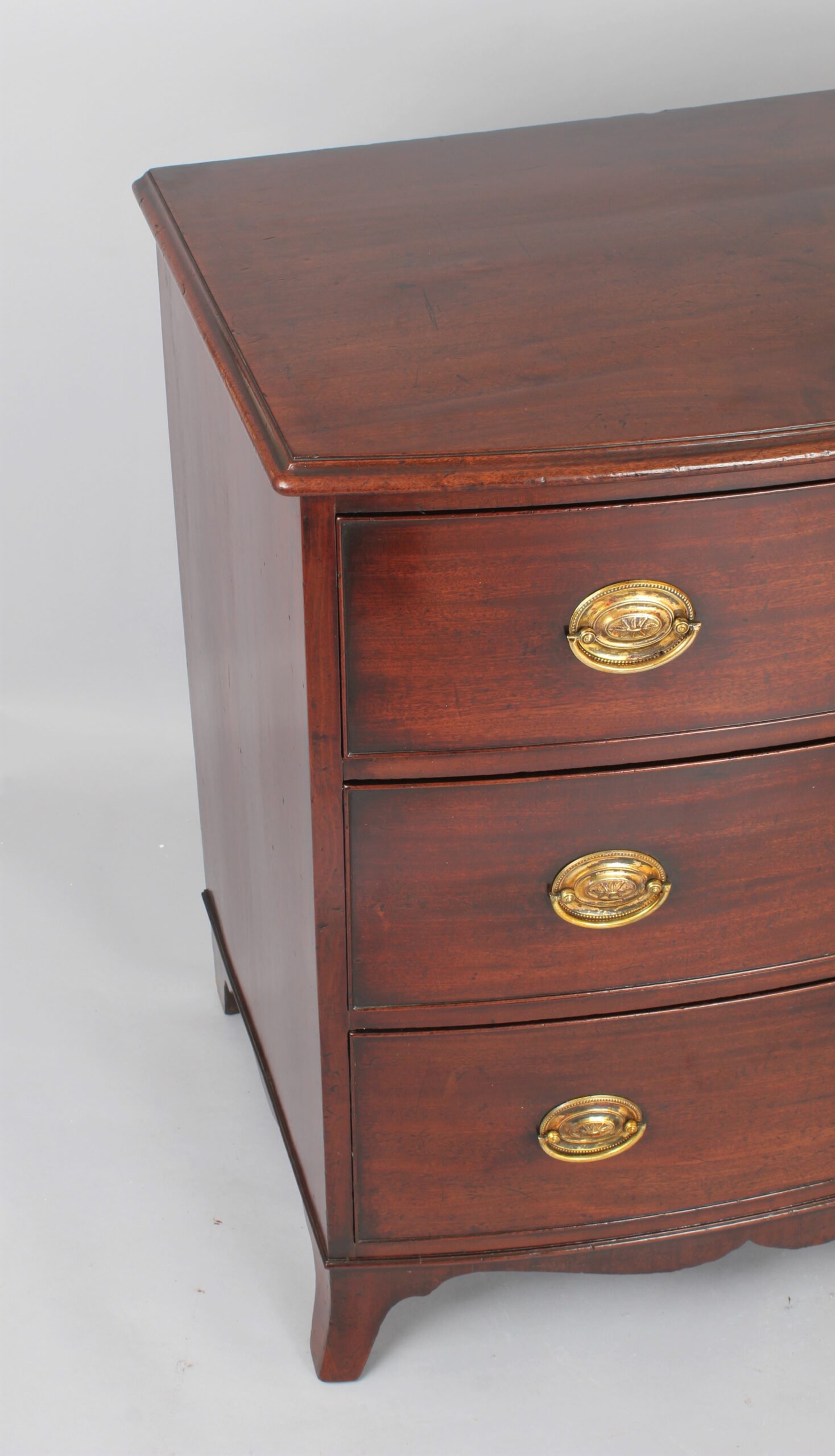Good quality George III period mahogany small bow fronted chest of drawers