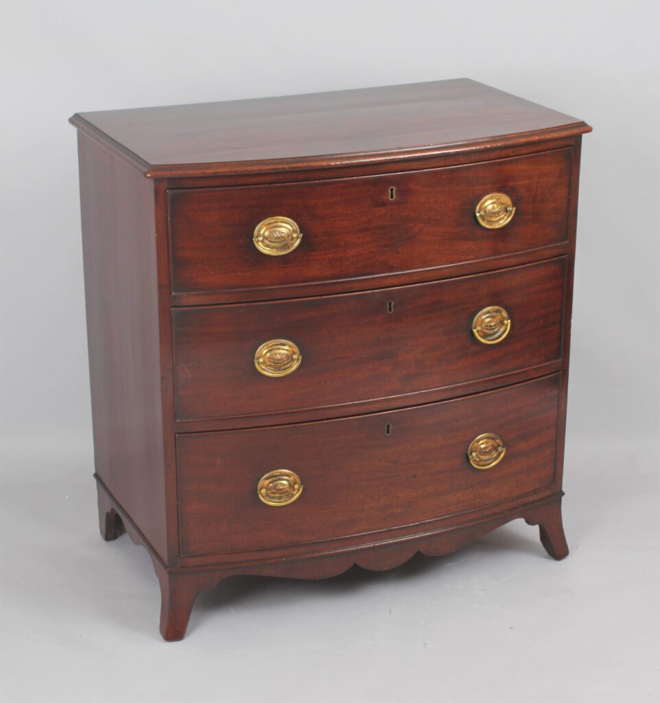 Good quality George III period mahogany small bow fronted chest of drawers