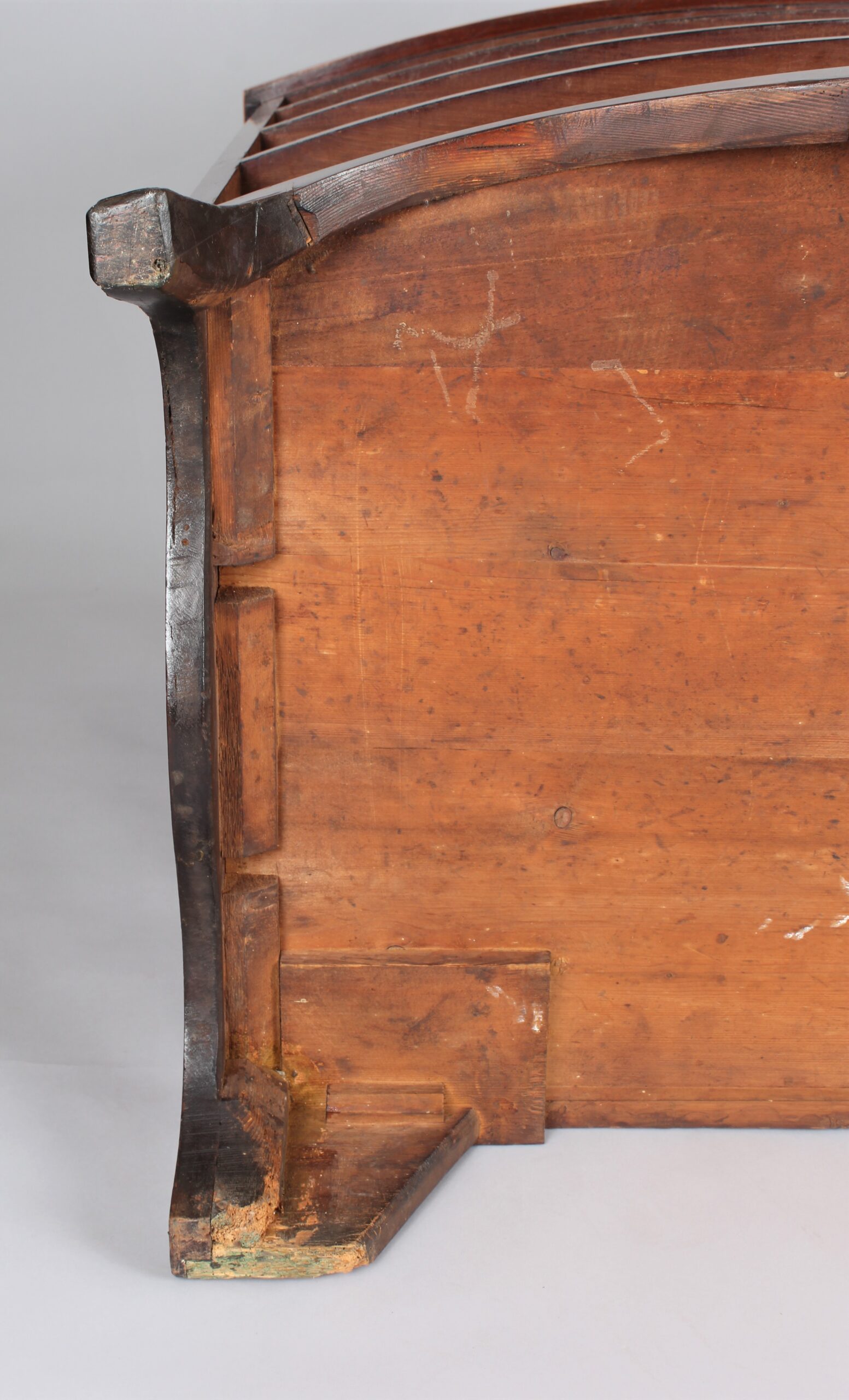 George III period mahogany bow fronted chest of drawers in the manner of Gillows of Lancaster