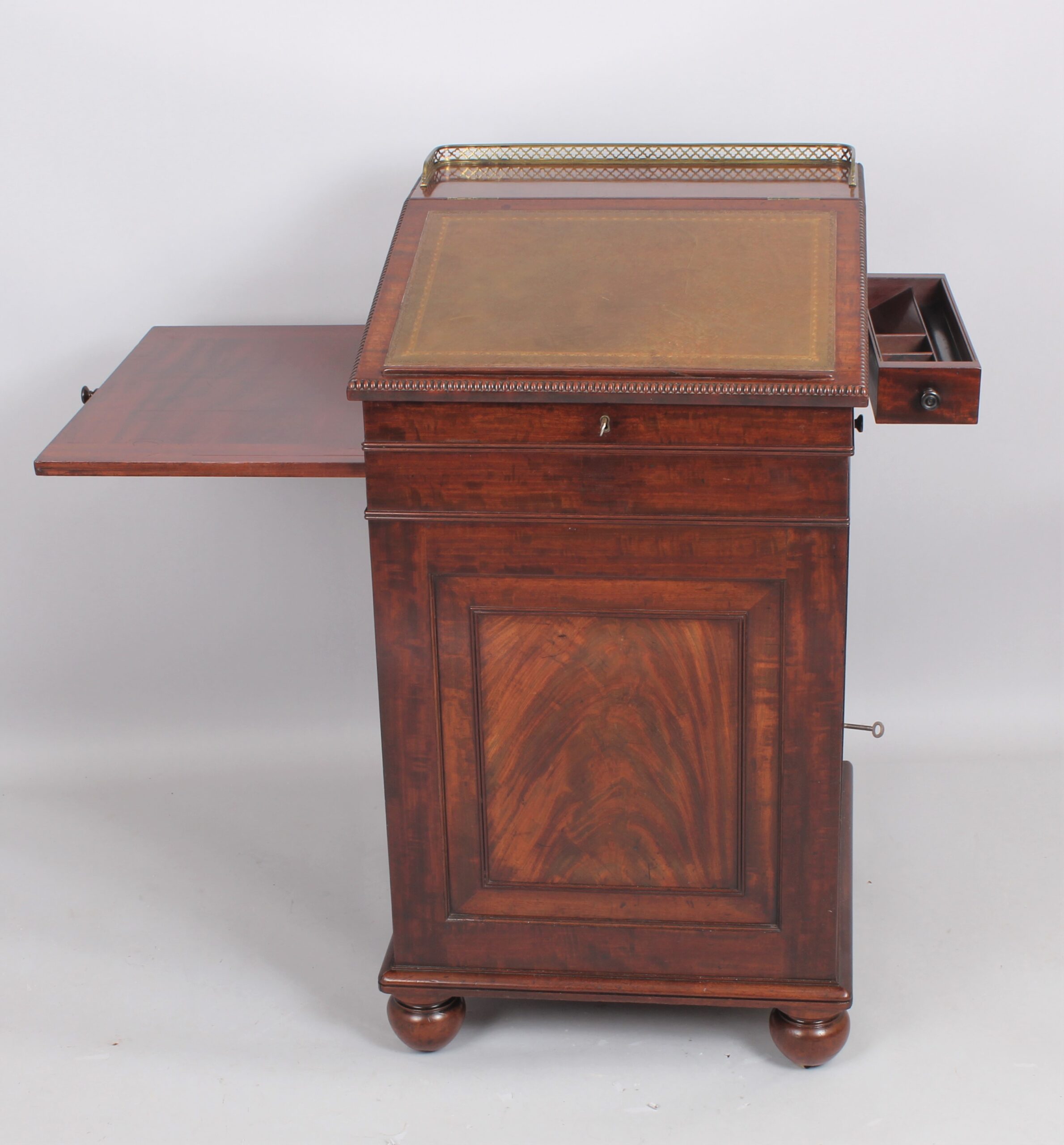 Very fine mahogany Davenport in the manner of Gillows