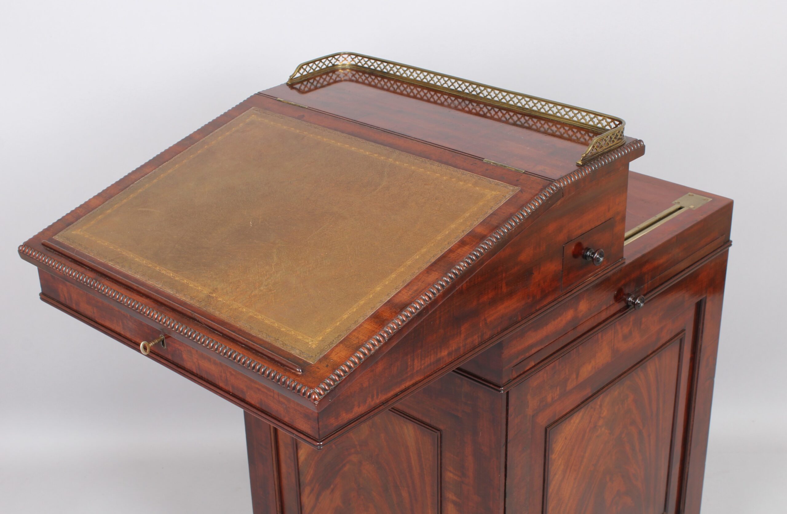 Very fine mahogany Davenport in the manner of Gillows
