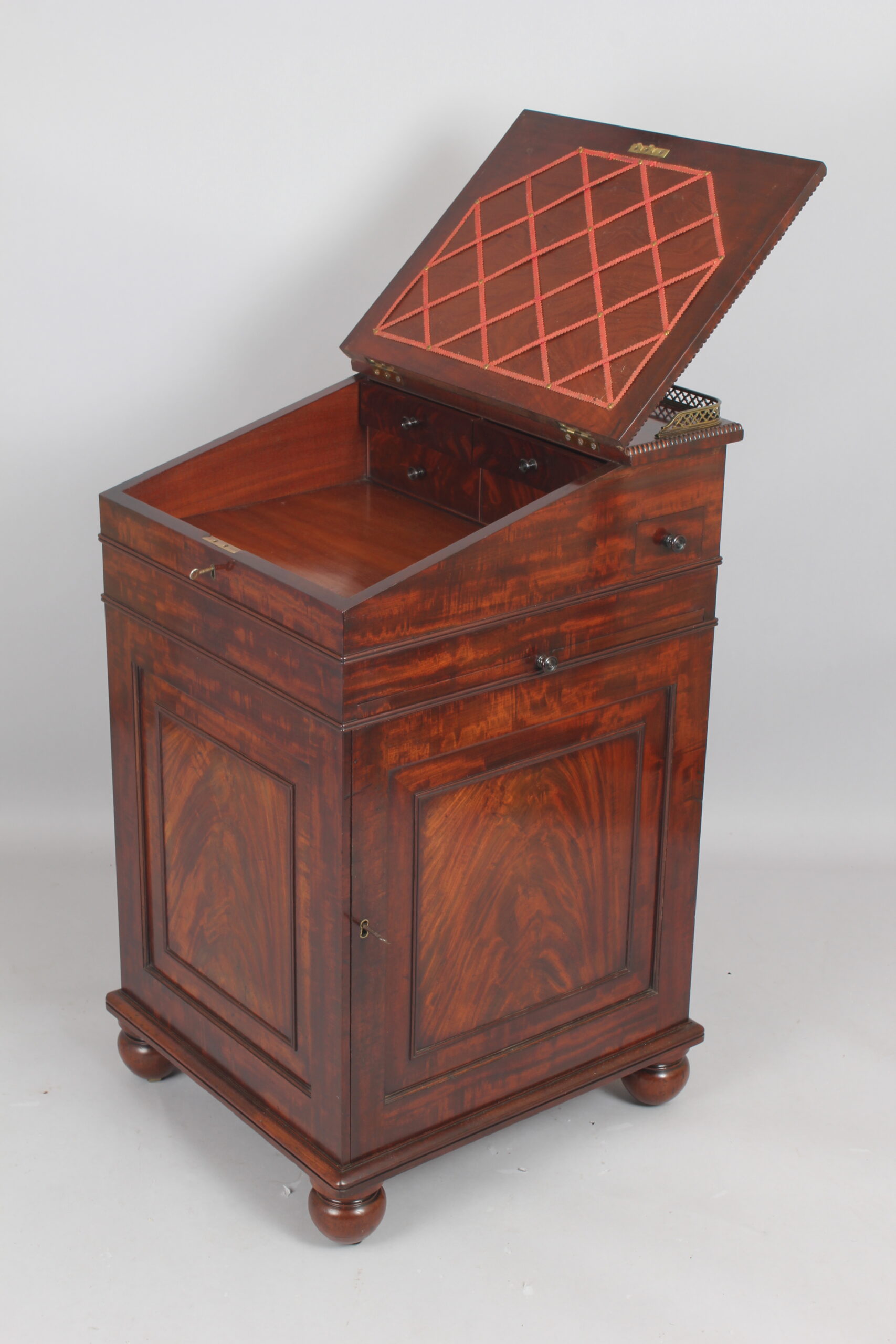 Very fine mahogany Davenport in the manner of Gillows