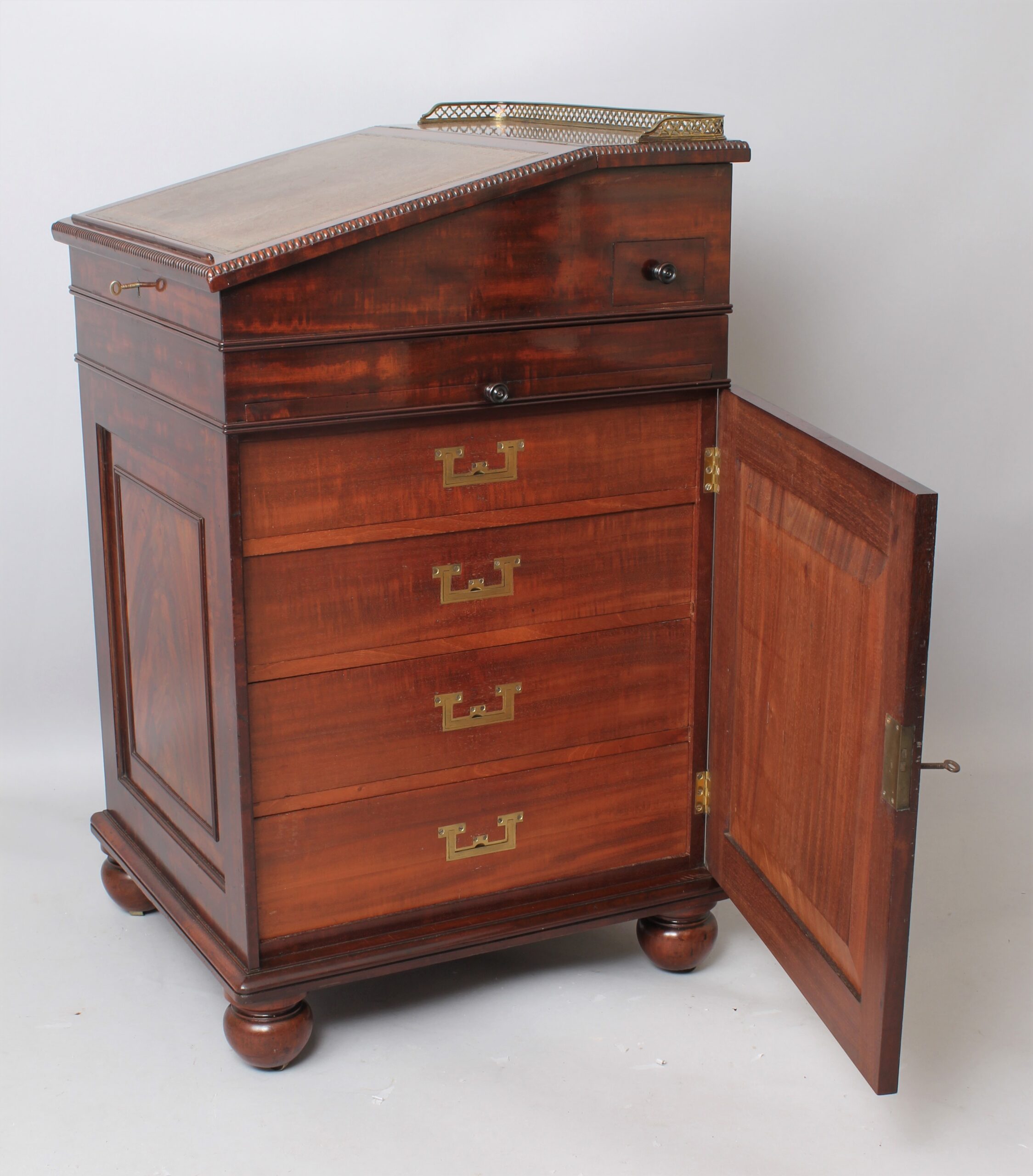 Very fine mahogany Davenport in the manner of Gillows