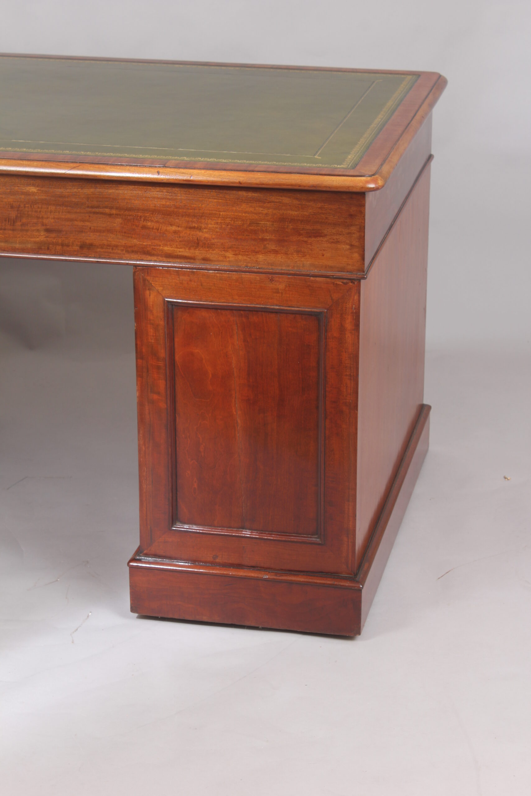 Good quality William IV period mahogany kneehole desk