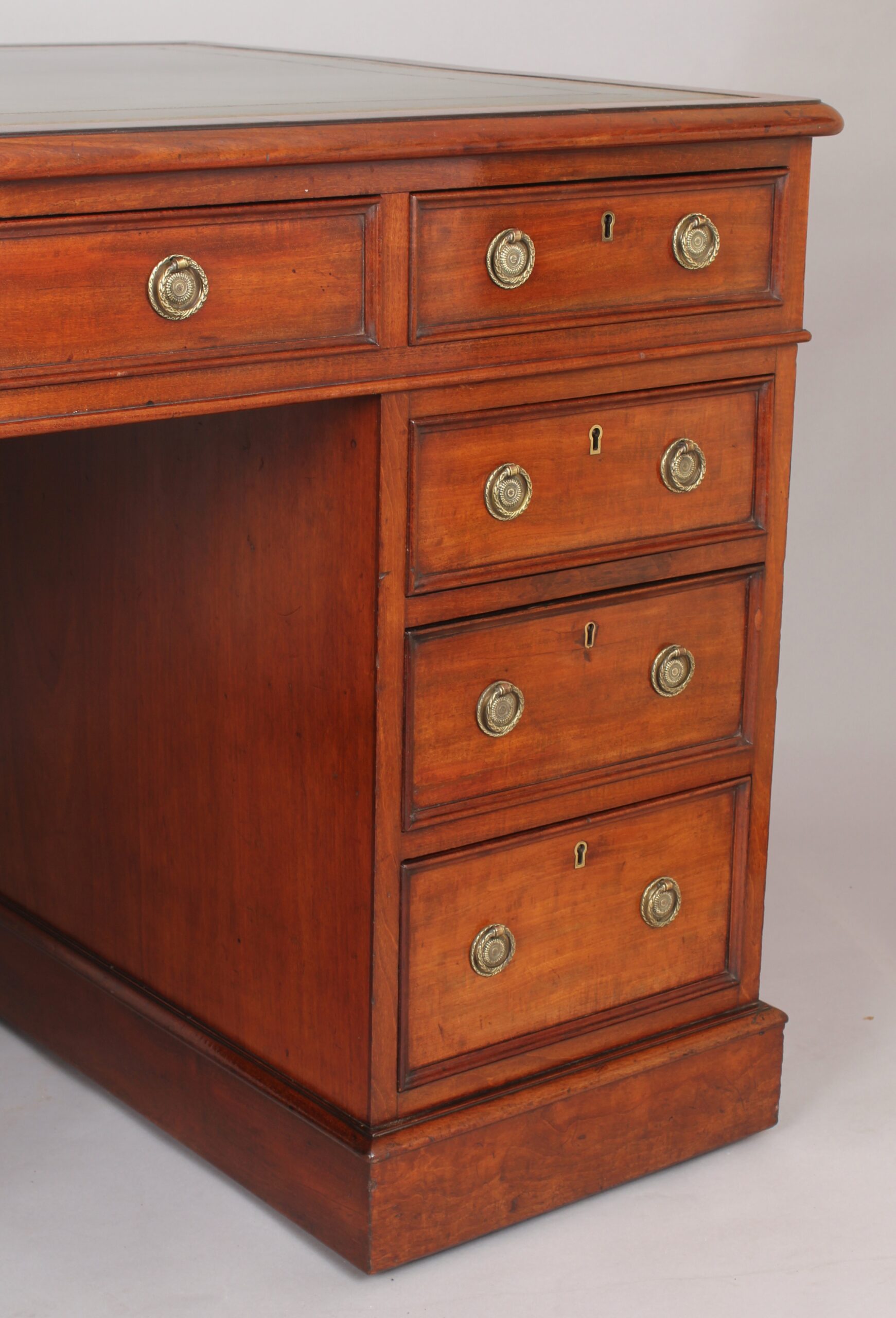 Good quality William IV period mahogany kneehole desk
