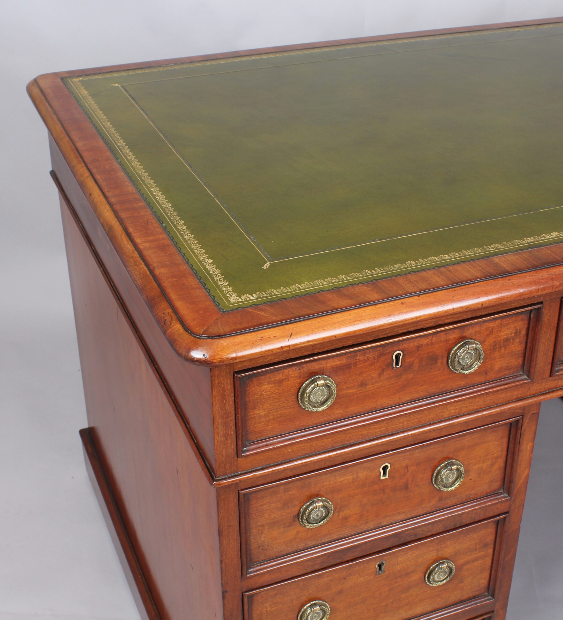 Good quality William IV period mahogany kneehole desk