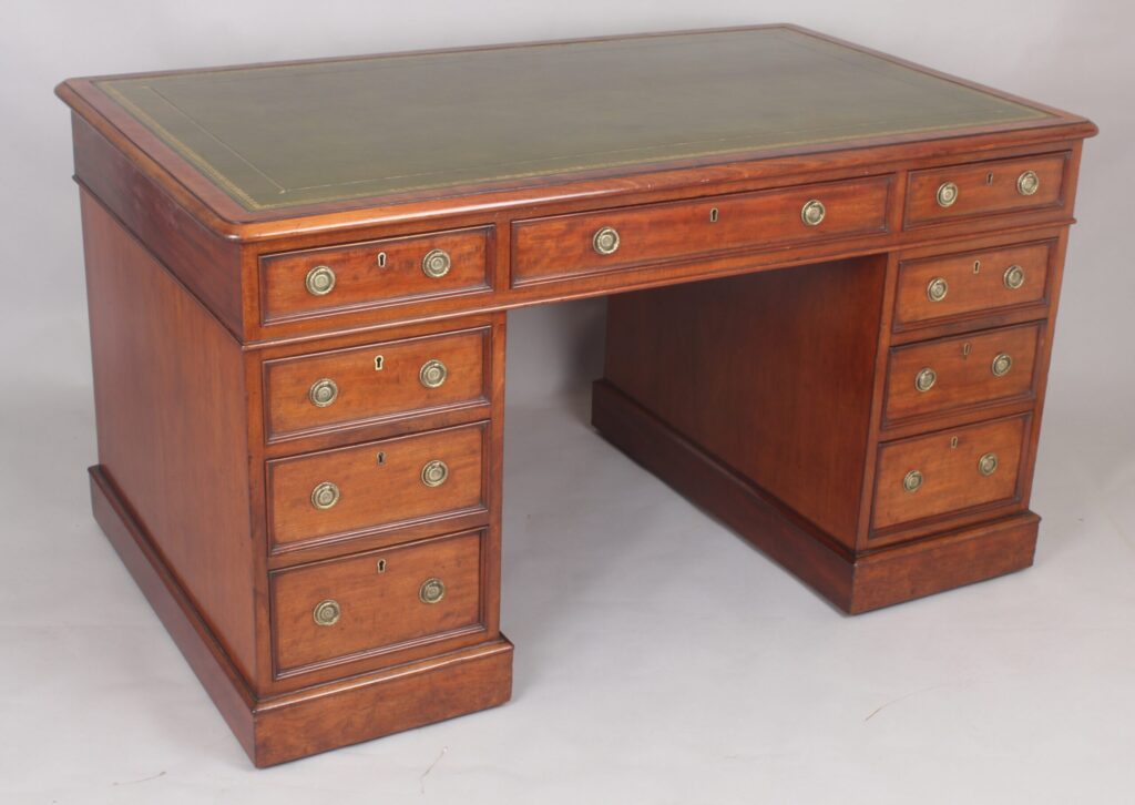 Good quality William IV period mahogany kneehole desk