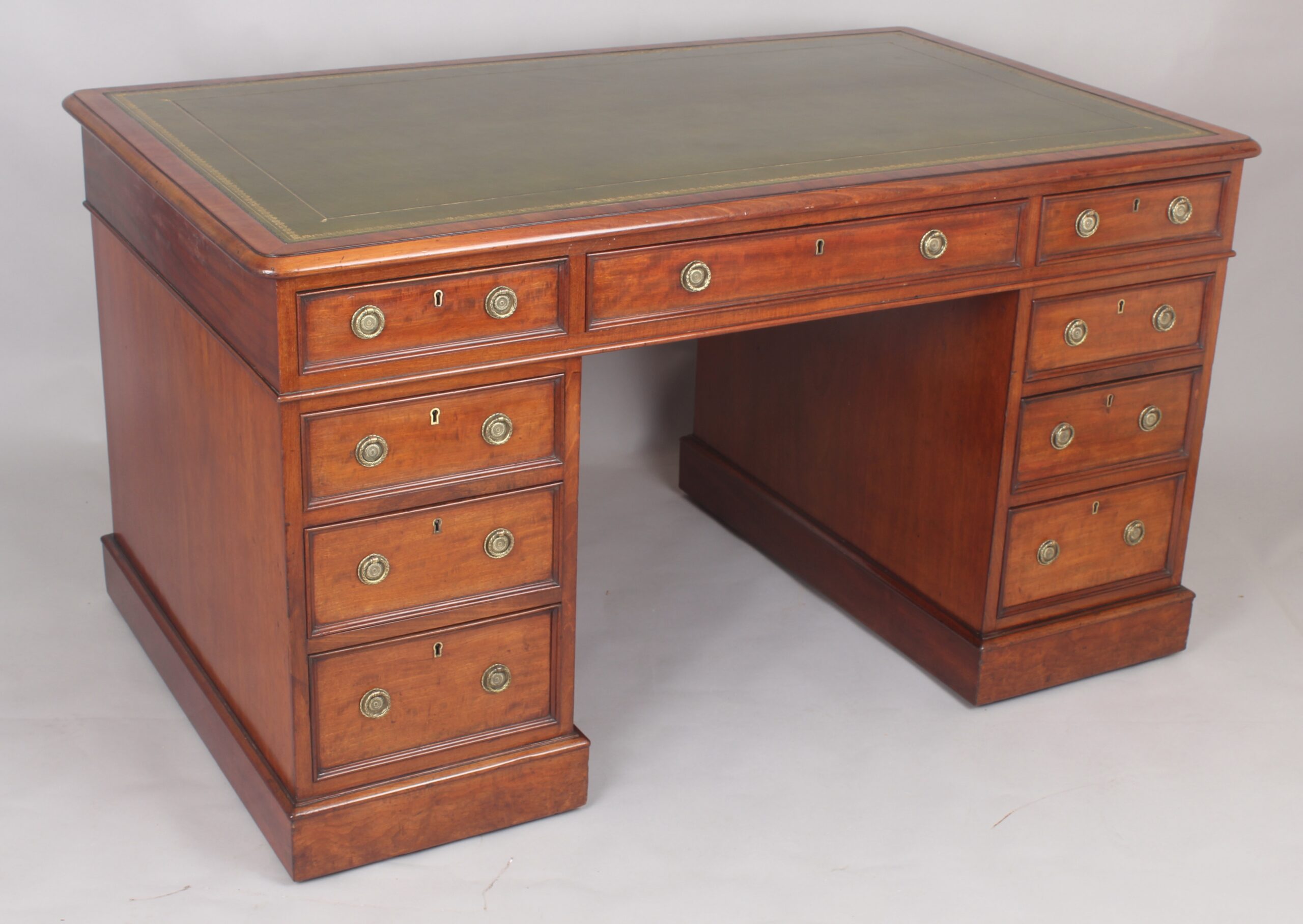 Good quality William IV period mahogany kneehole desk