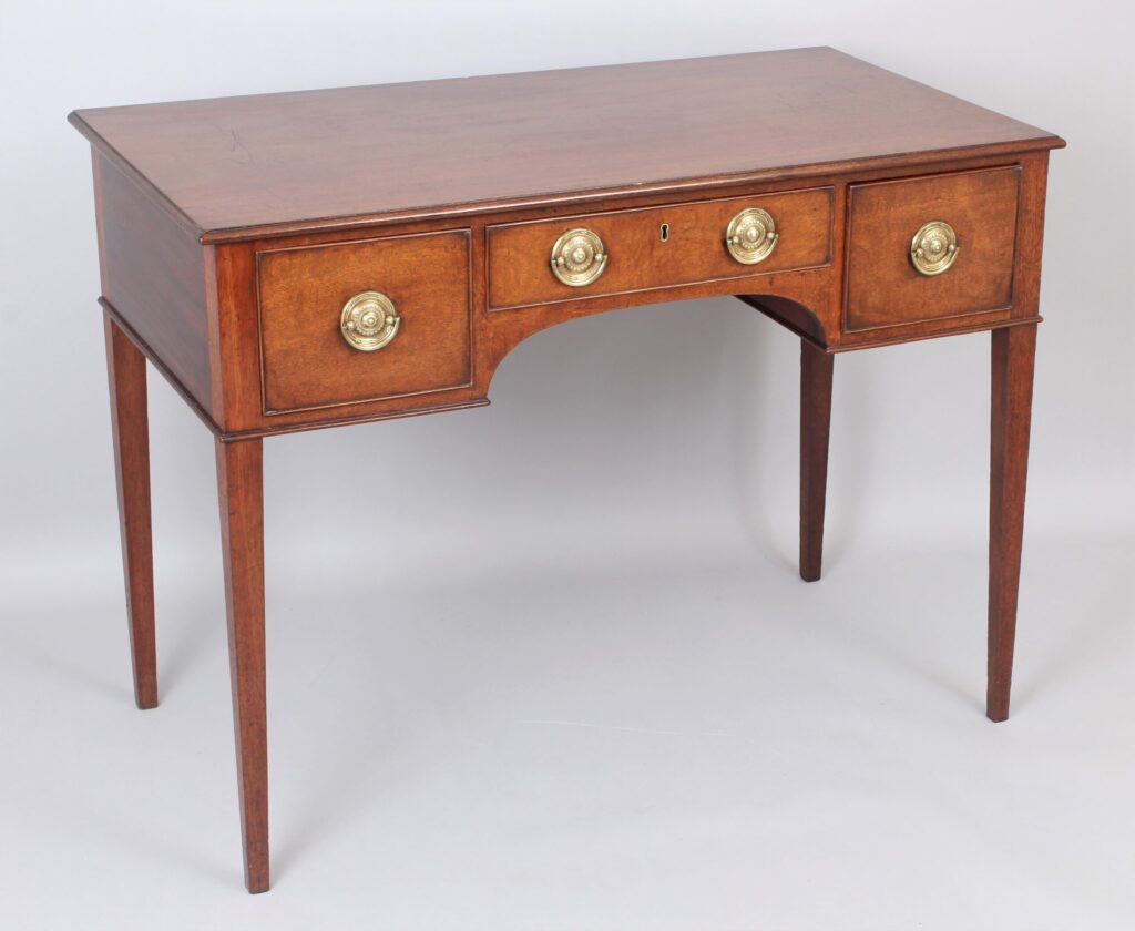 George III period mahogany side table/dressing table