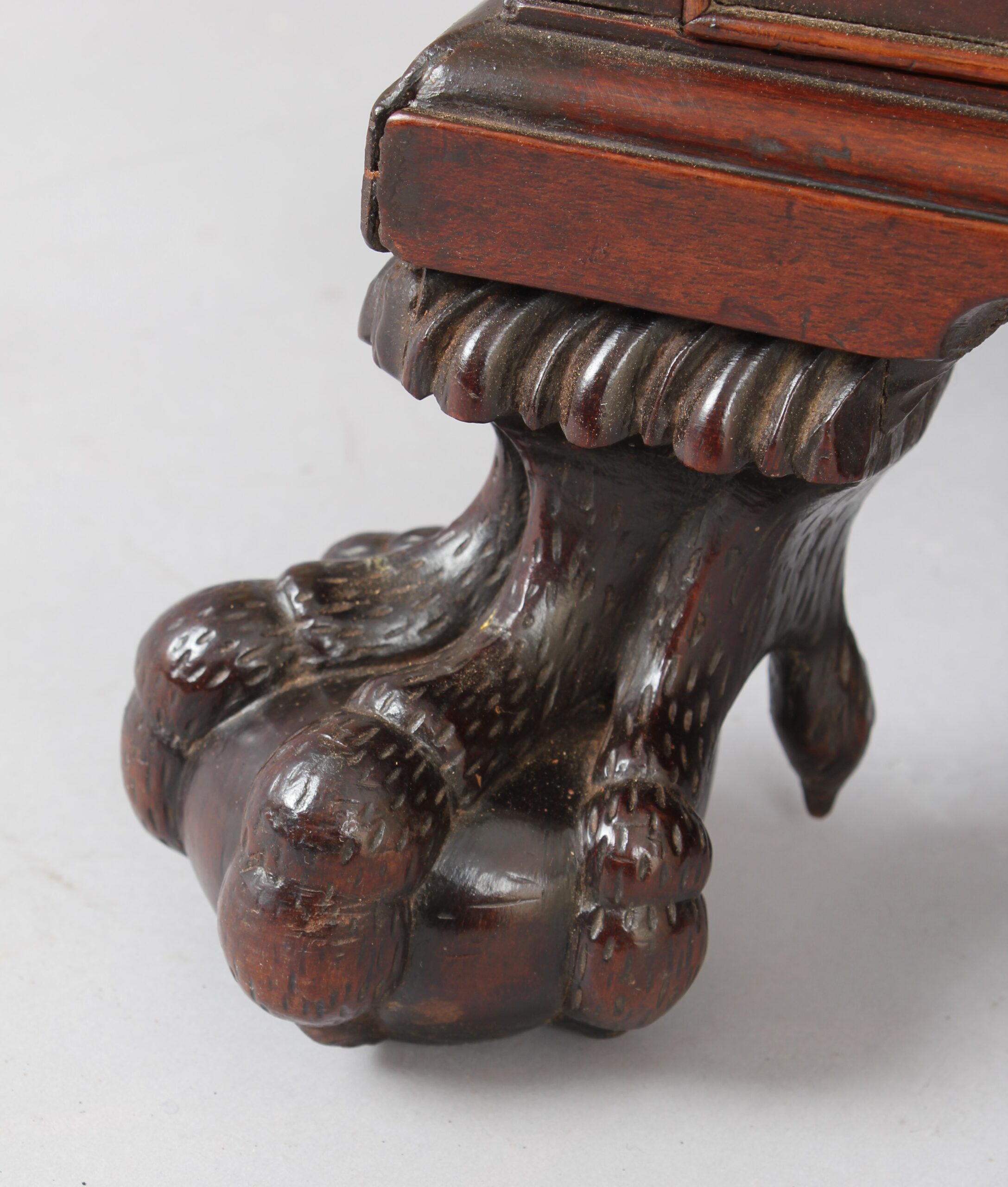 A fine and rare George II period mahogany kneehole desk/dressing table