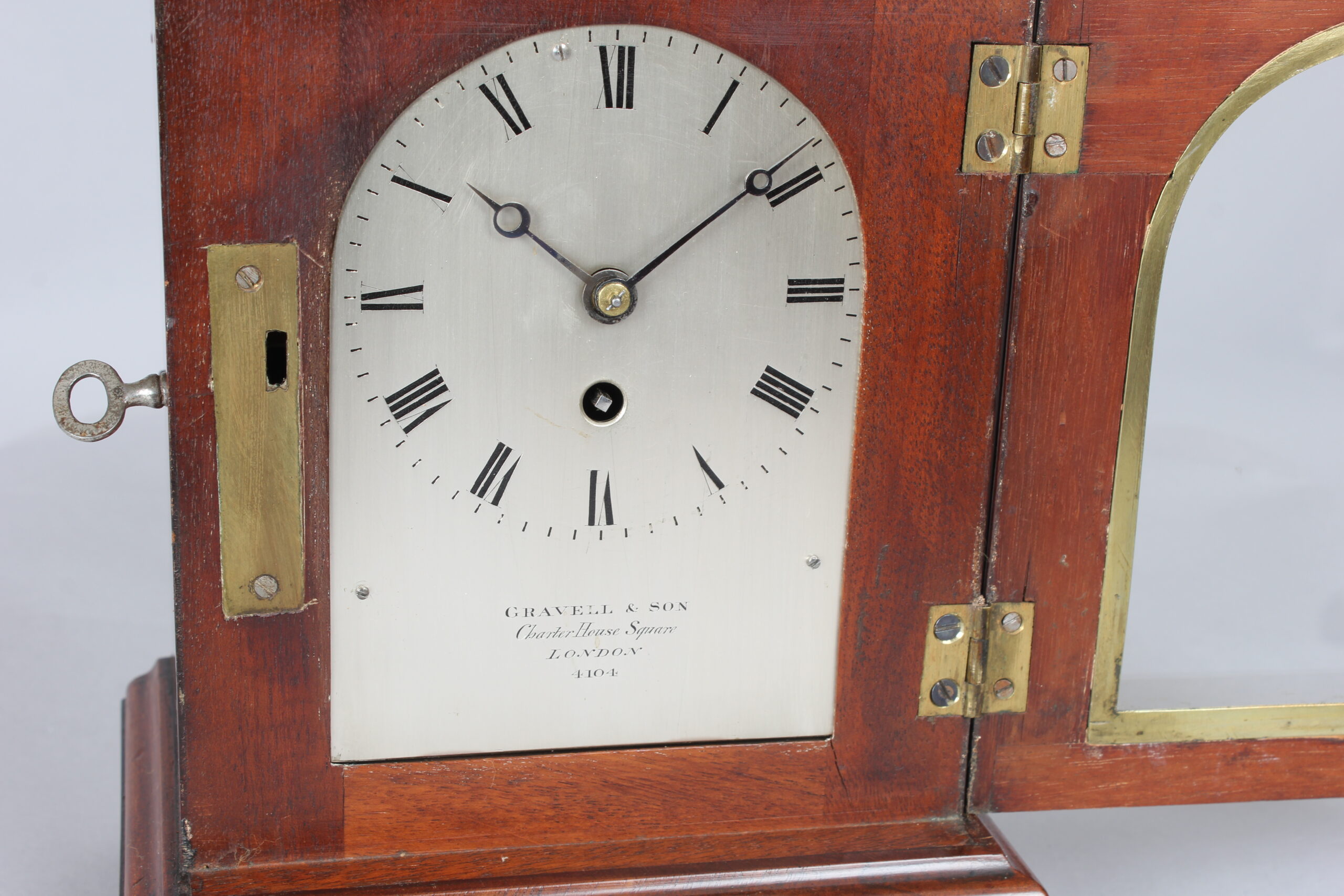 A fine George IV period mahogany mantel / library clock