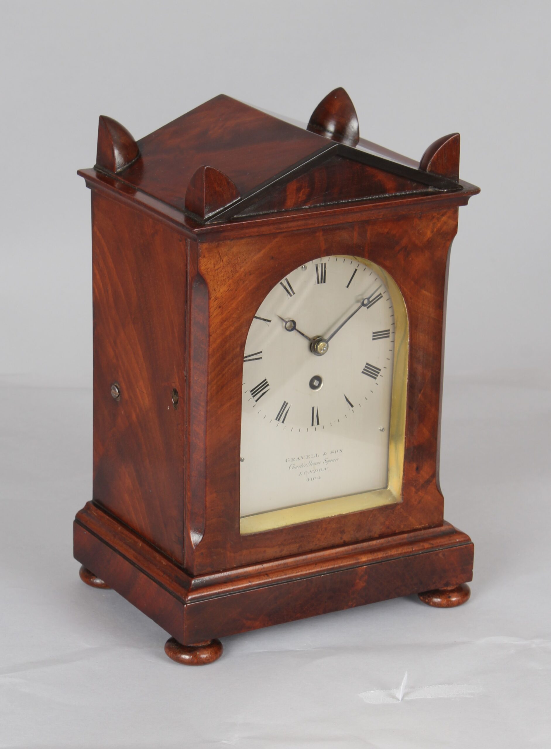 A fine George IV period mahogany mantel / library clock