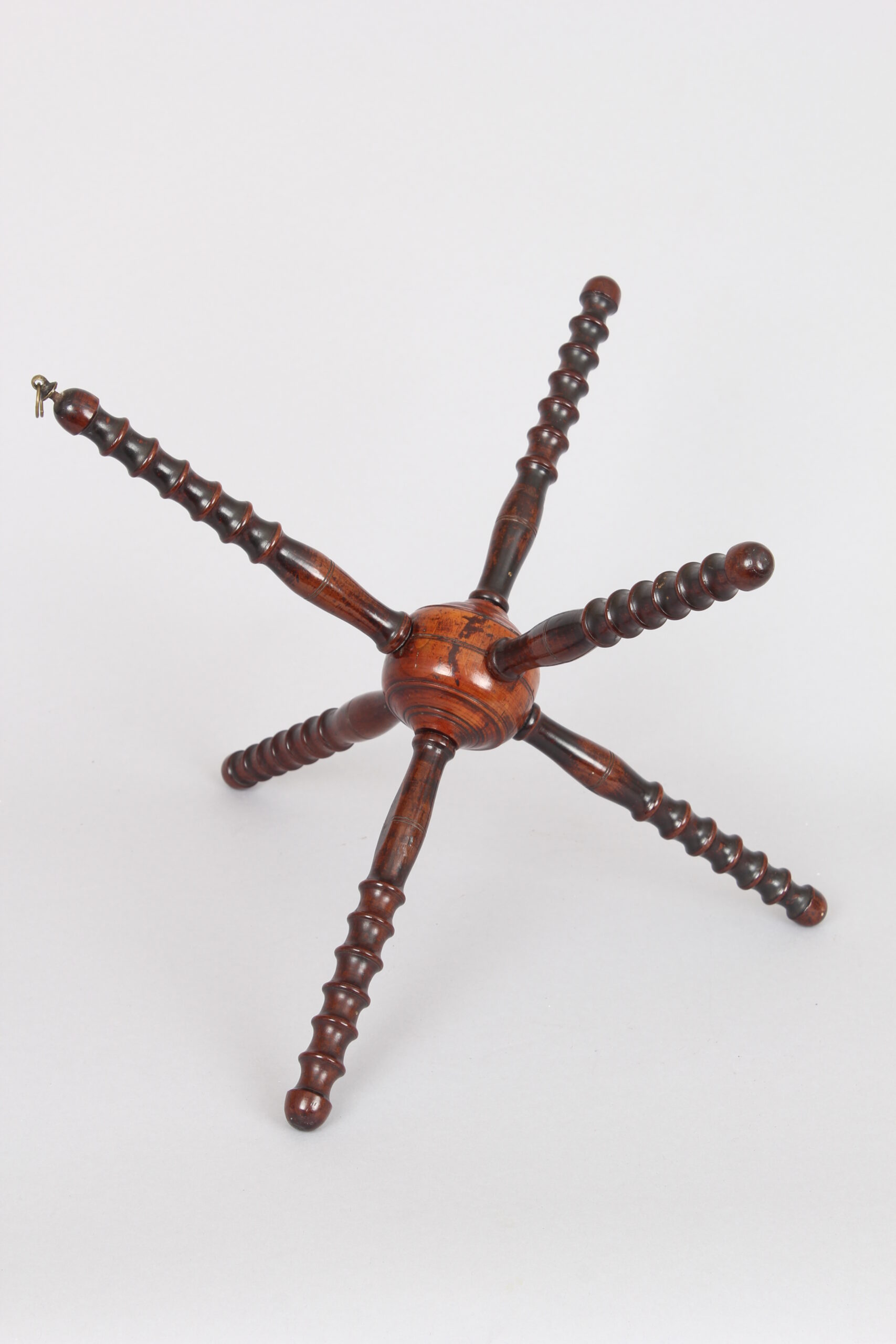 English treen fruitwood ‘cat’ or plate stand