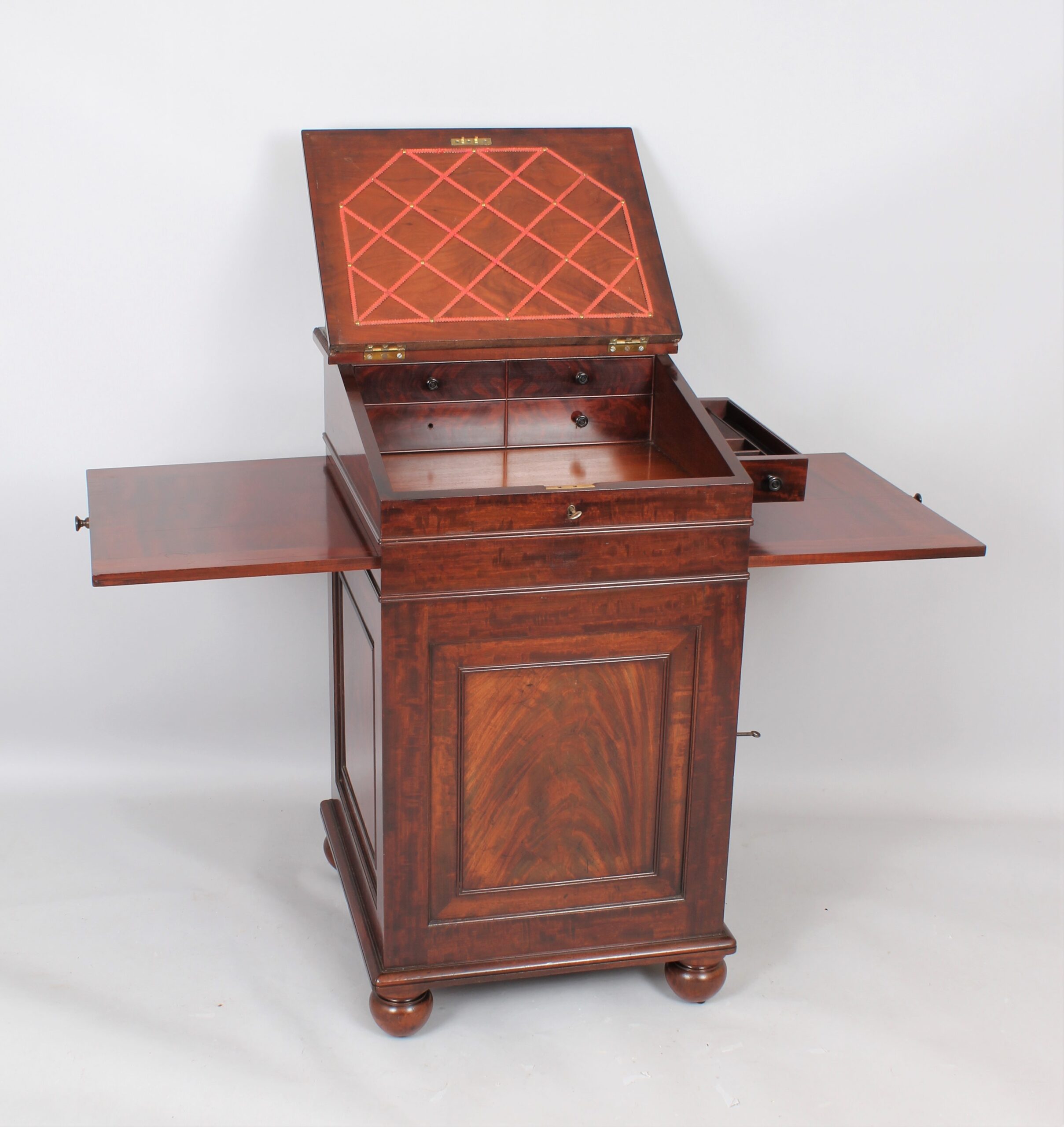 Very fine mahogany Davenport in the manner of Gillows