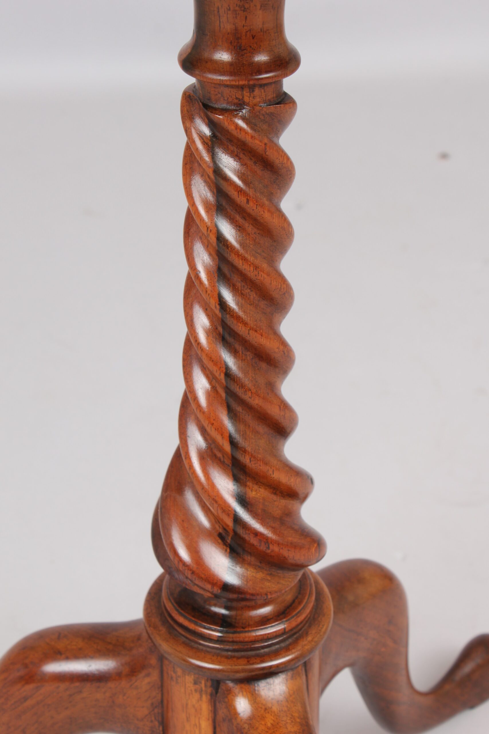 An unusual pair of early 19th century tripod tables