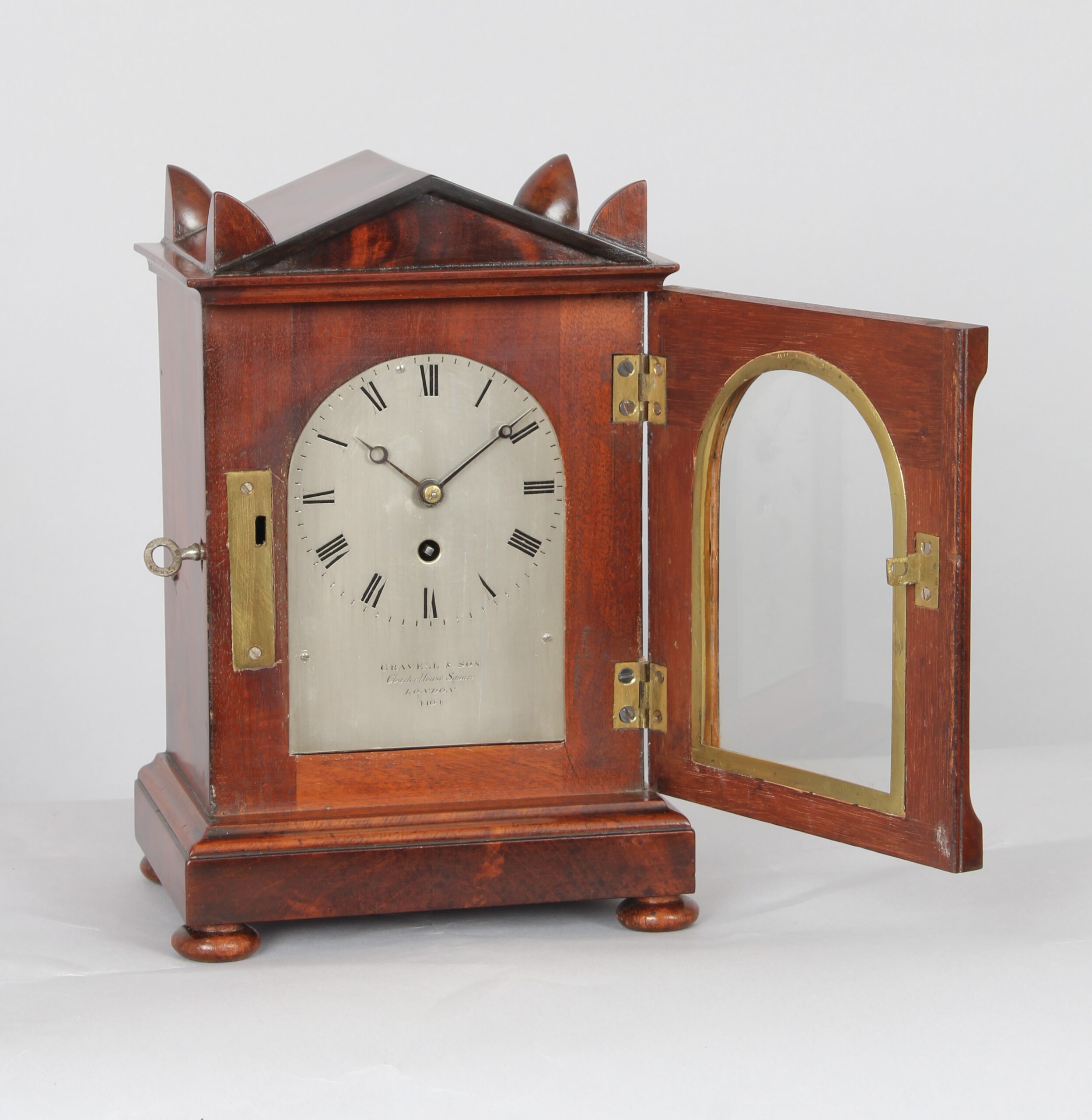 A fine George IV period mahogany mantel / library clock