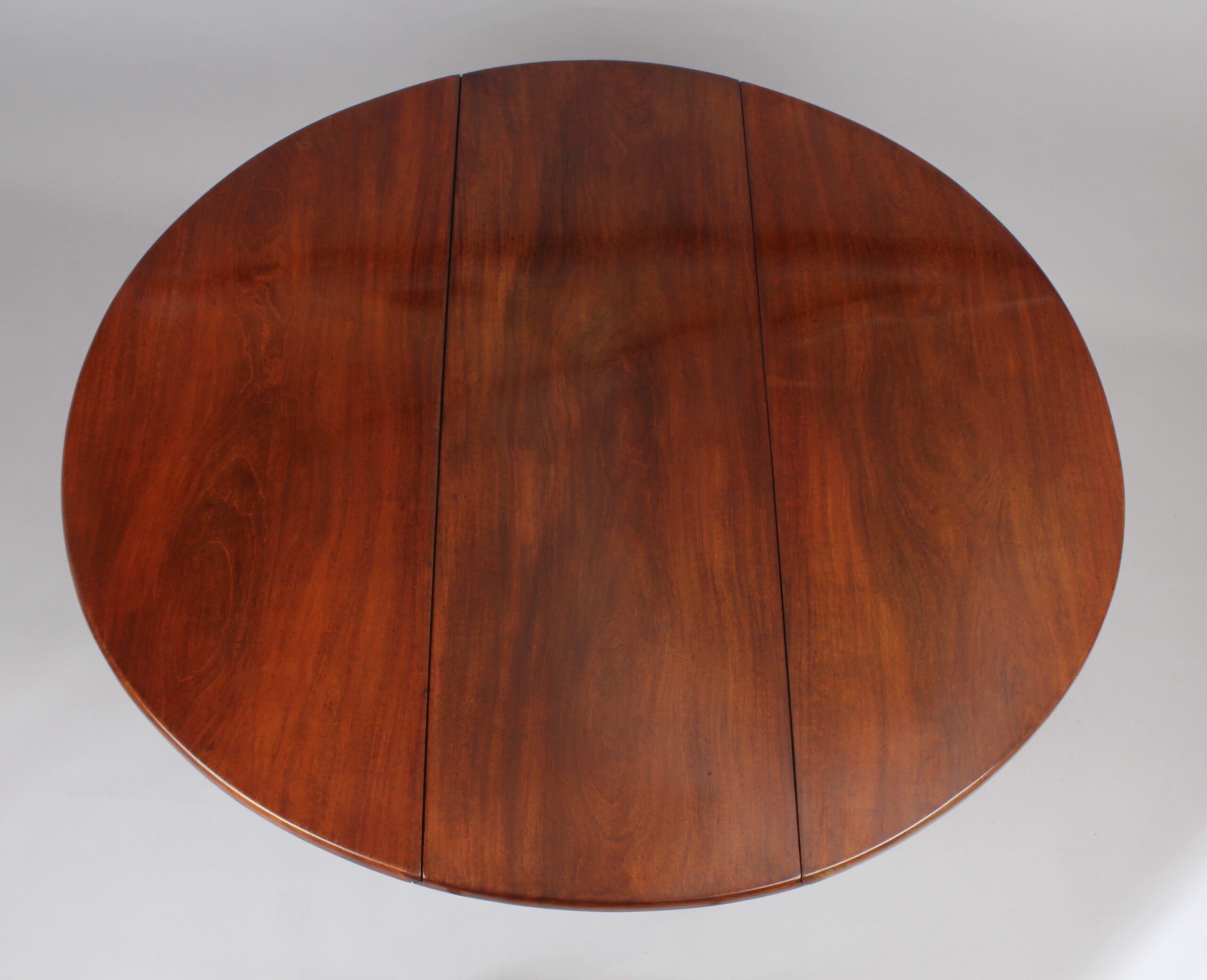 Mid 18th century mahogany drop-leaf pad foot table