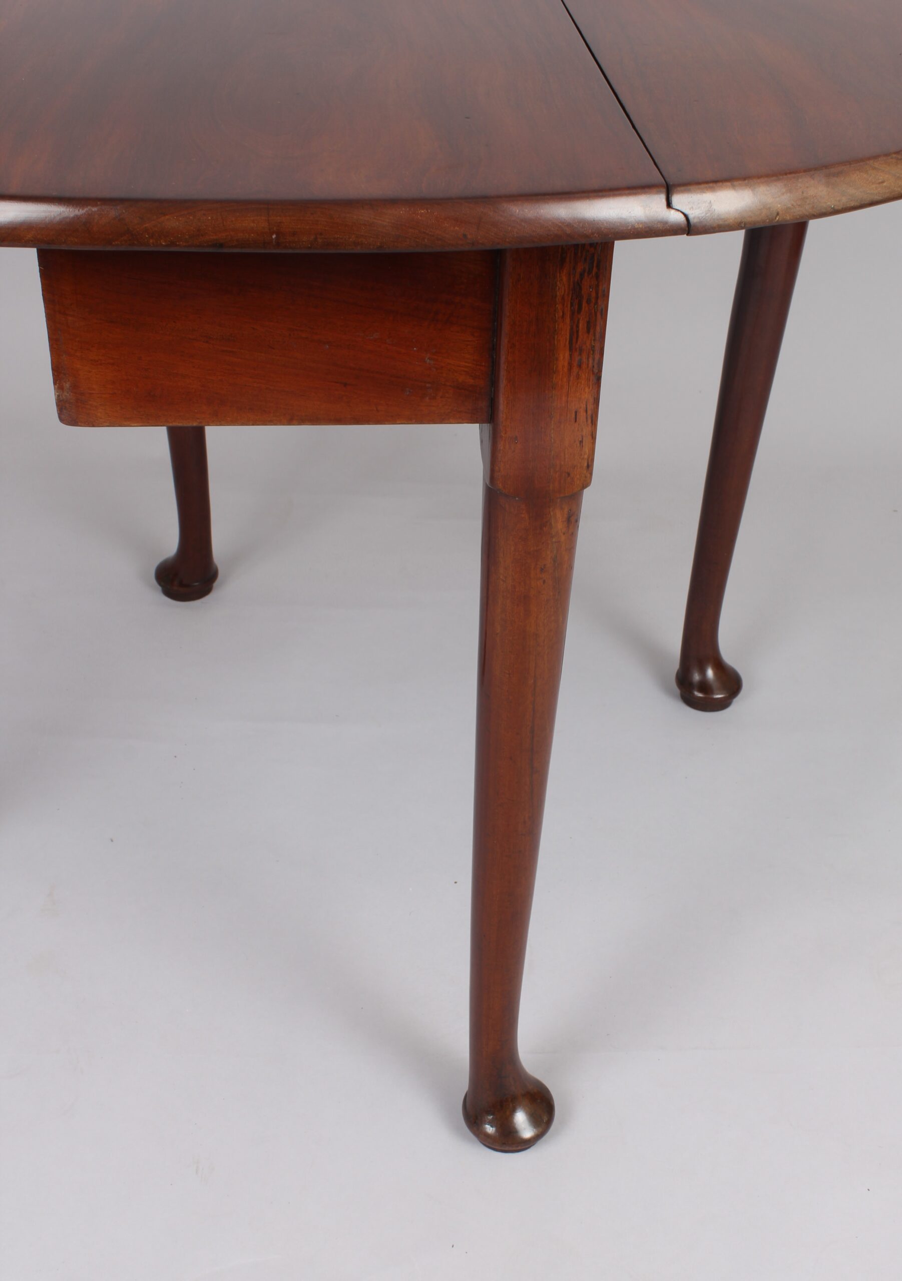 Mid 18th century mahogany drop-leaf pad foot table