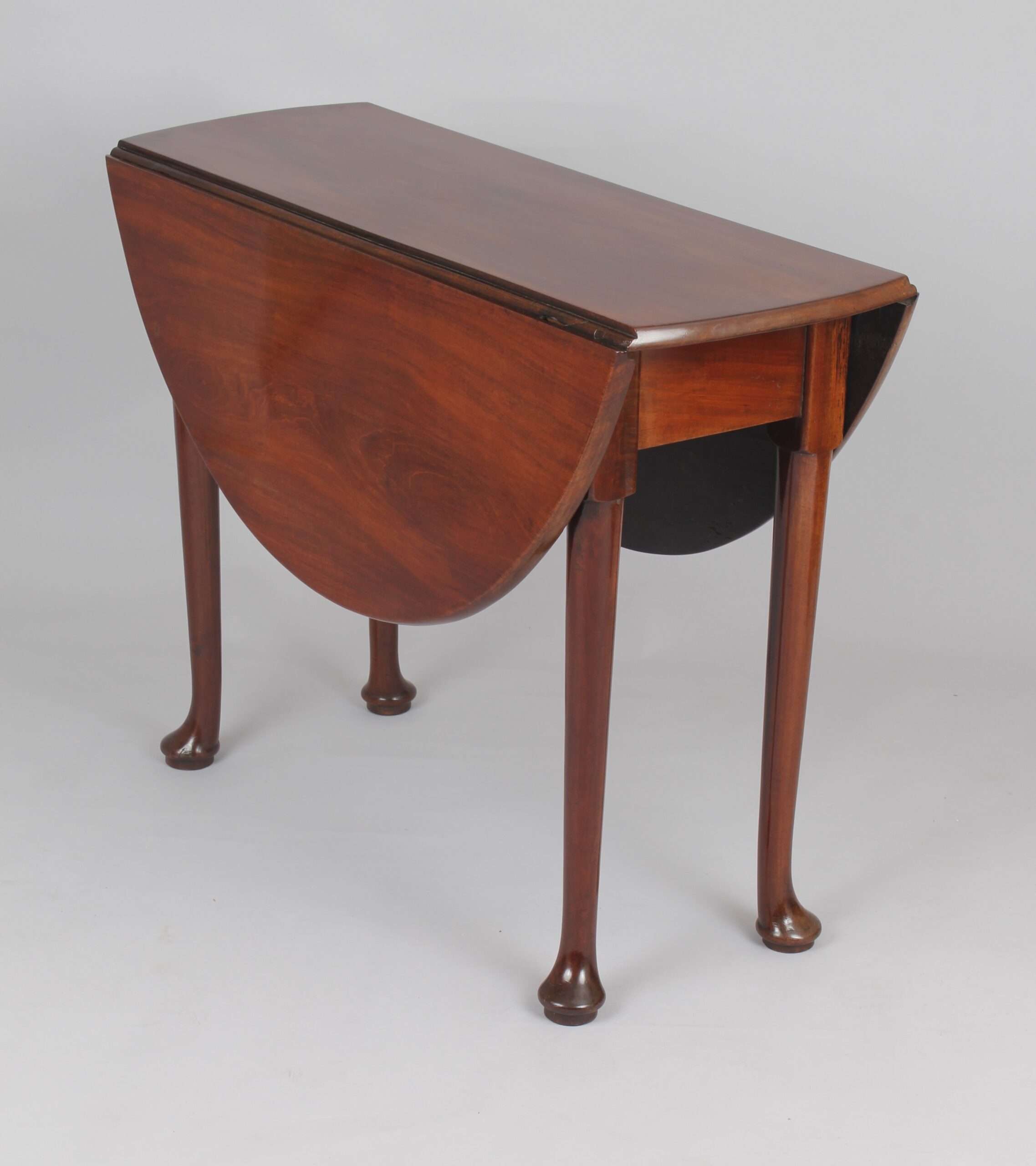 Mid 18th century mahogany drop-leaf pad foot table