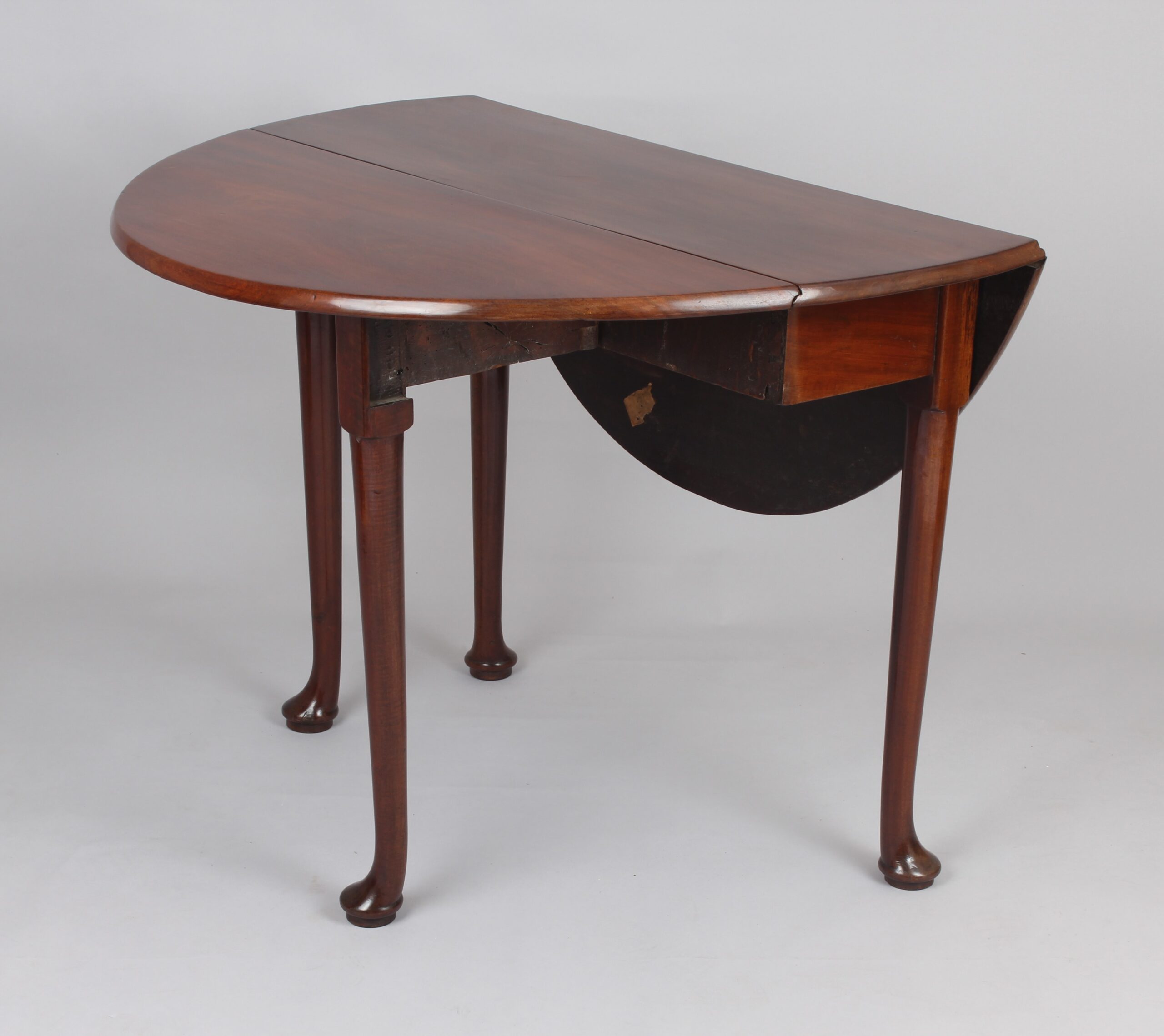 Mid 18th century mahogany drop-leaf pad foot table