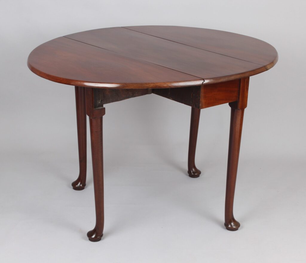 Mid 18th century mahogany drop-leaf pad foot table