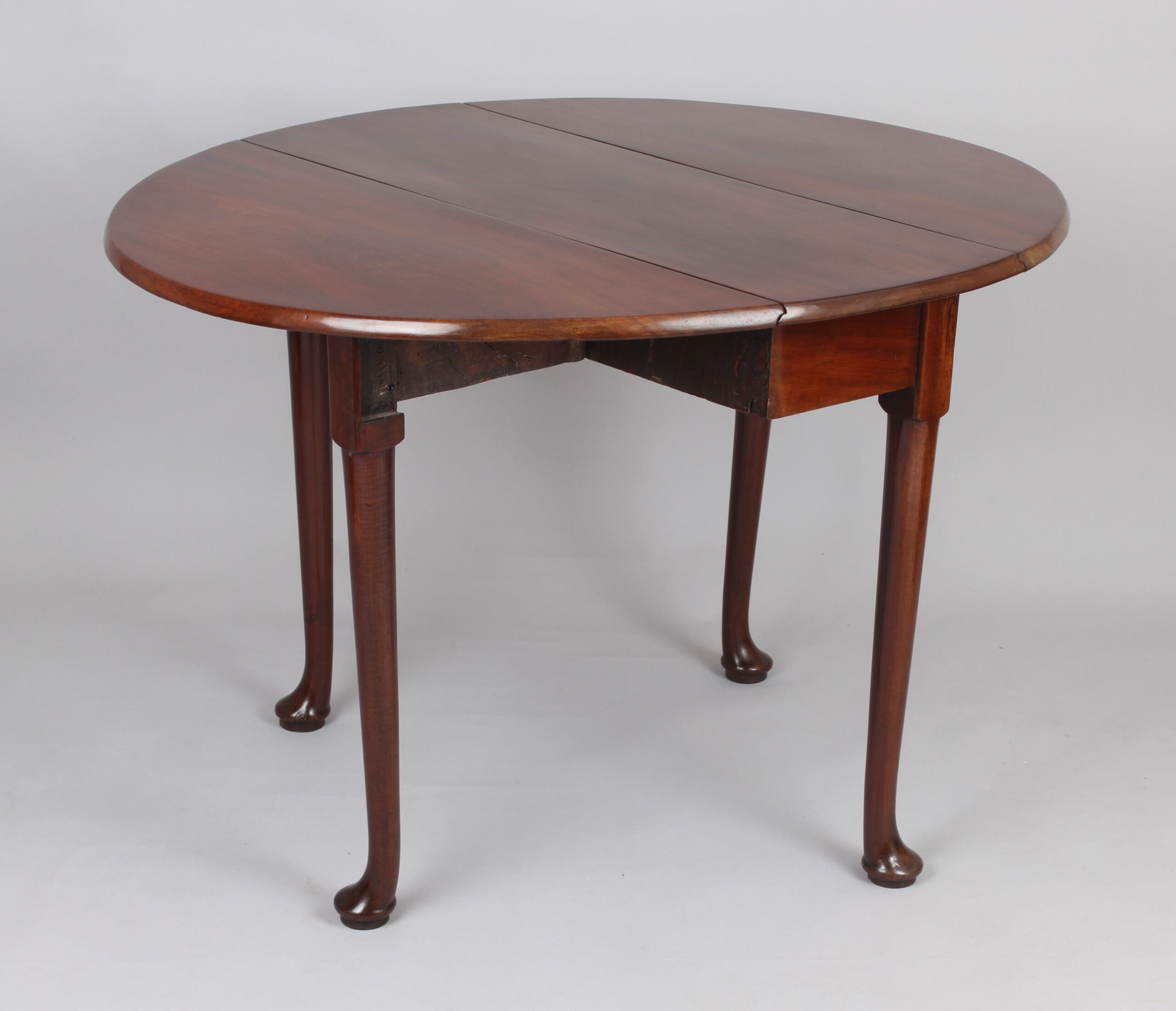 Mid 18th century mahogany drop-leaf pad foot table