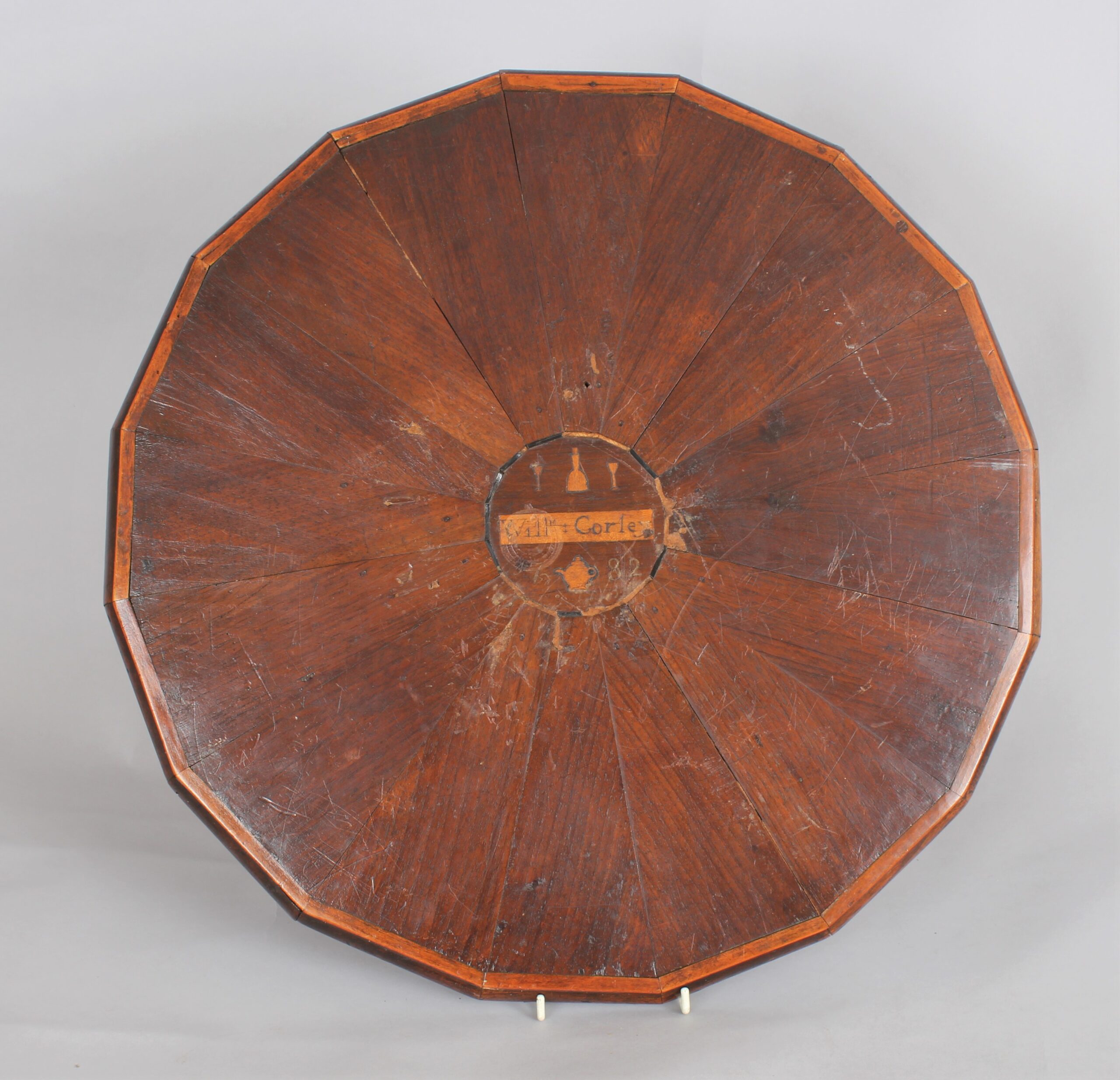A 16 sided round tray