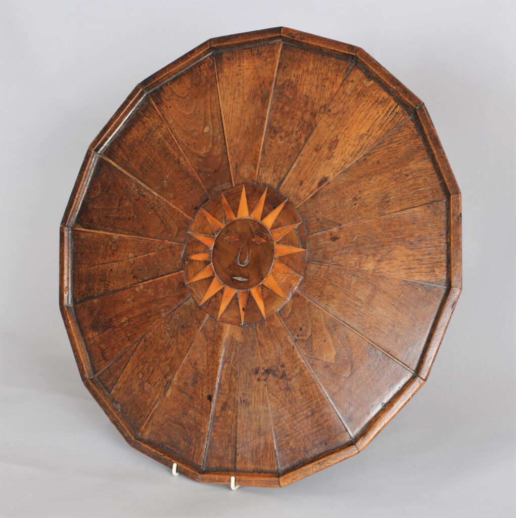 A 16 sided round tray