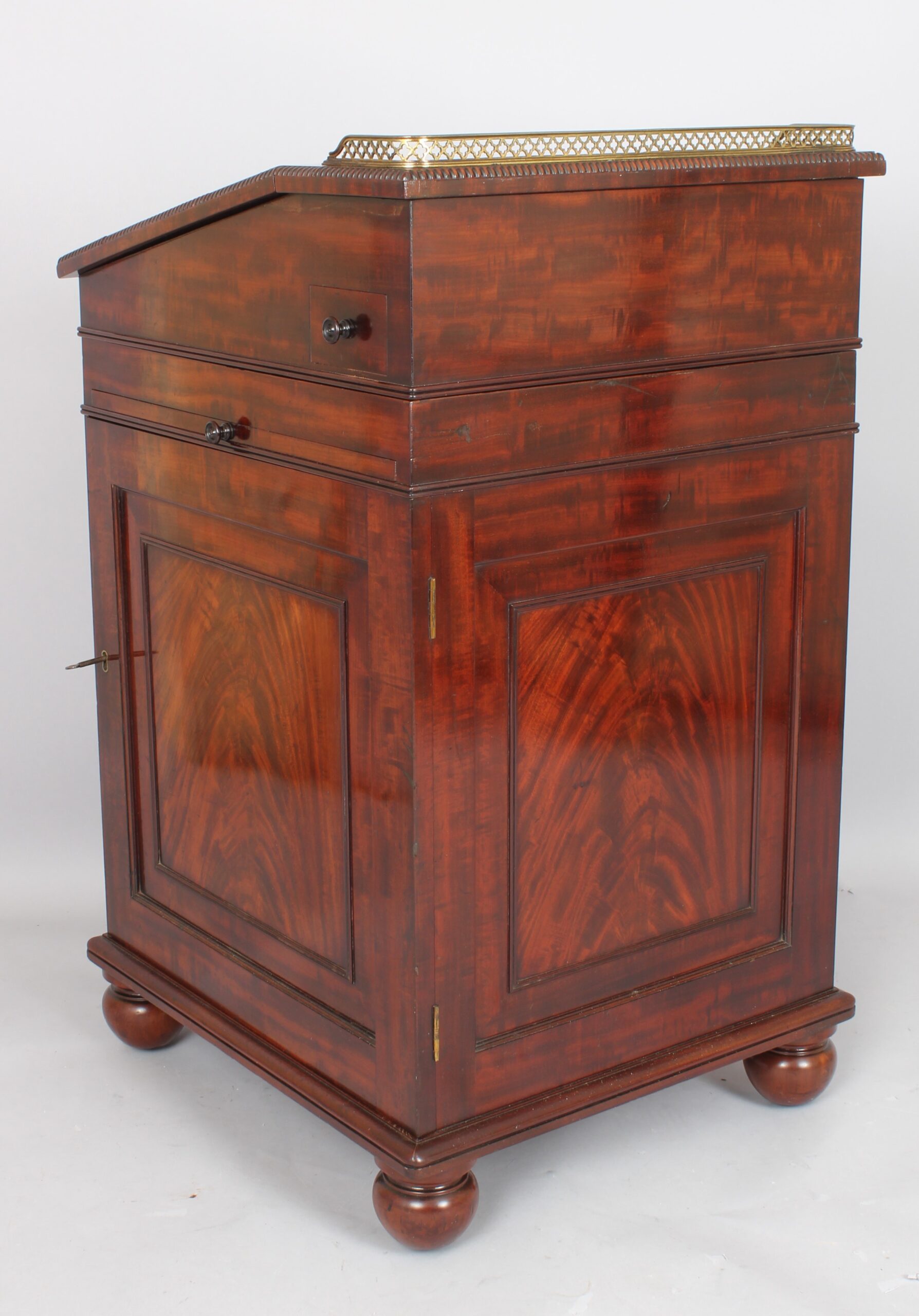 Very fine mahogany Davenport in the manner of Gillows
