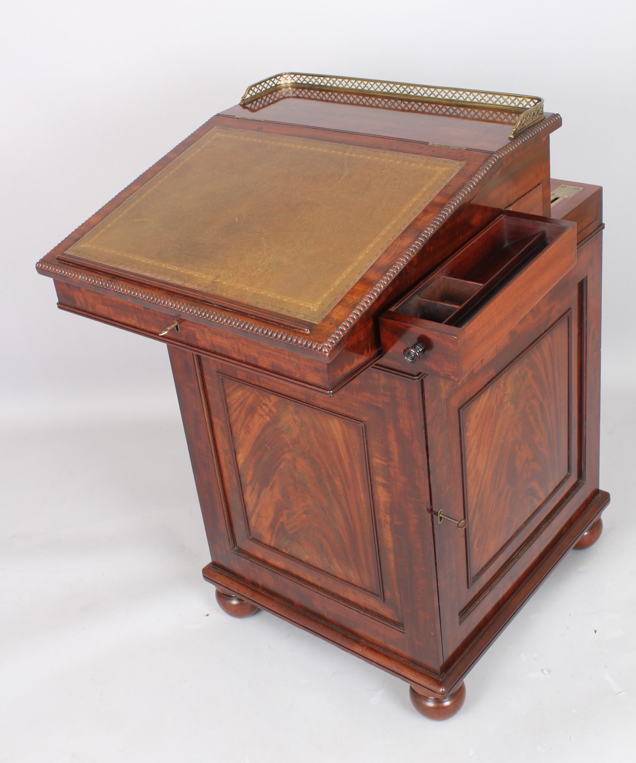 Very fine mahogany Davenport in the manner of Gillows