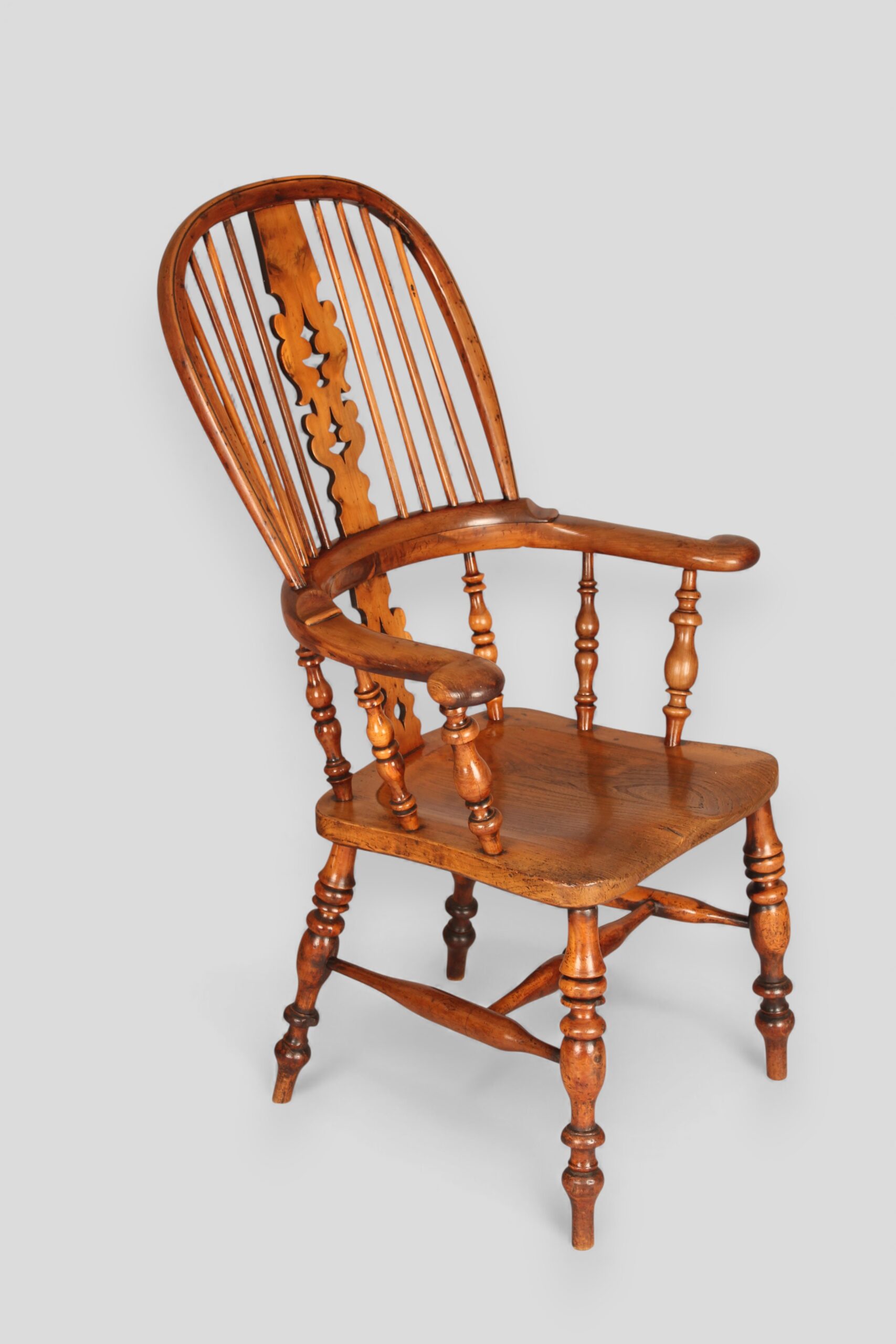 Very fine yew wood Windsor arm-chair