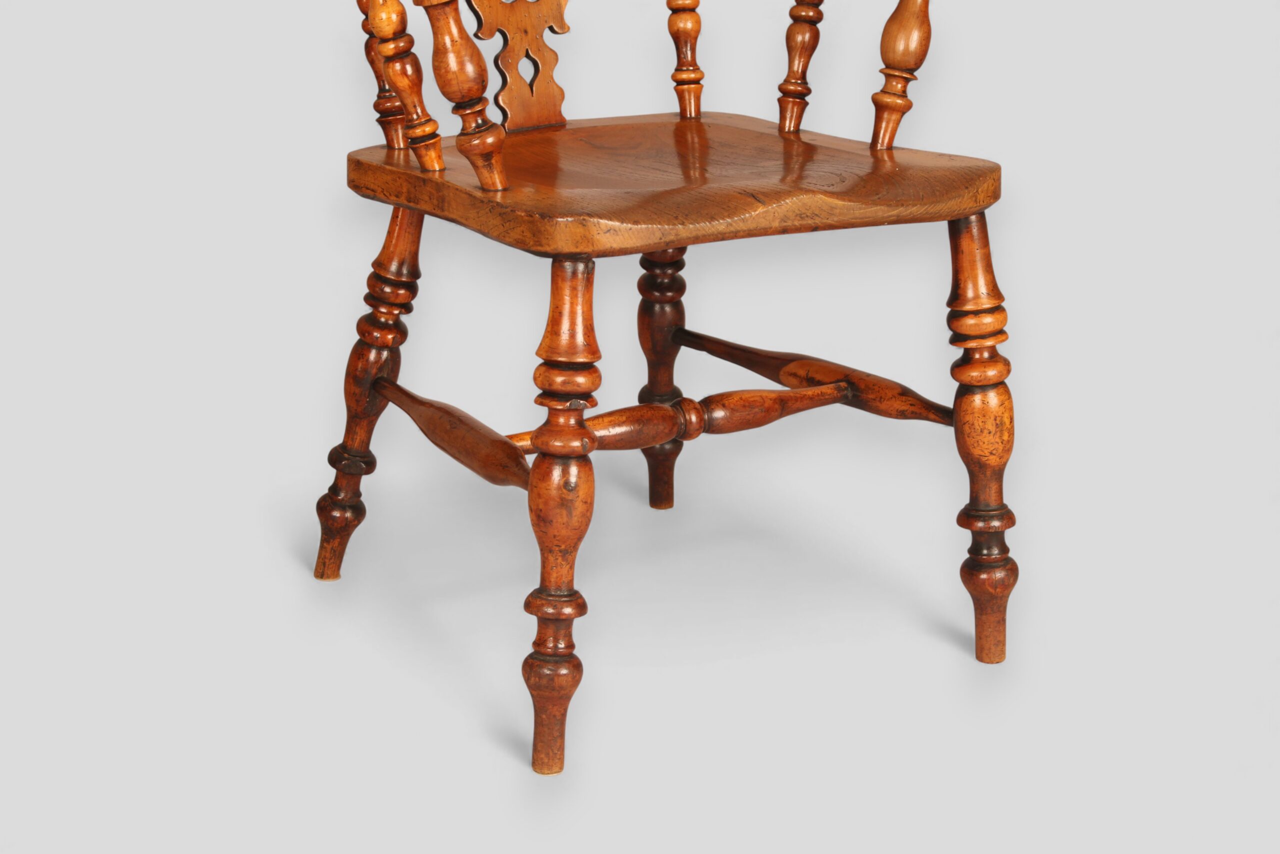 Very fine yew wood Windsor arm-chair