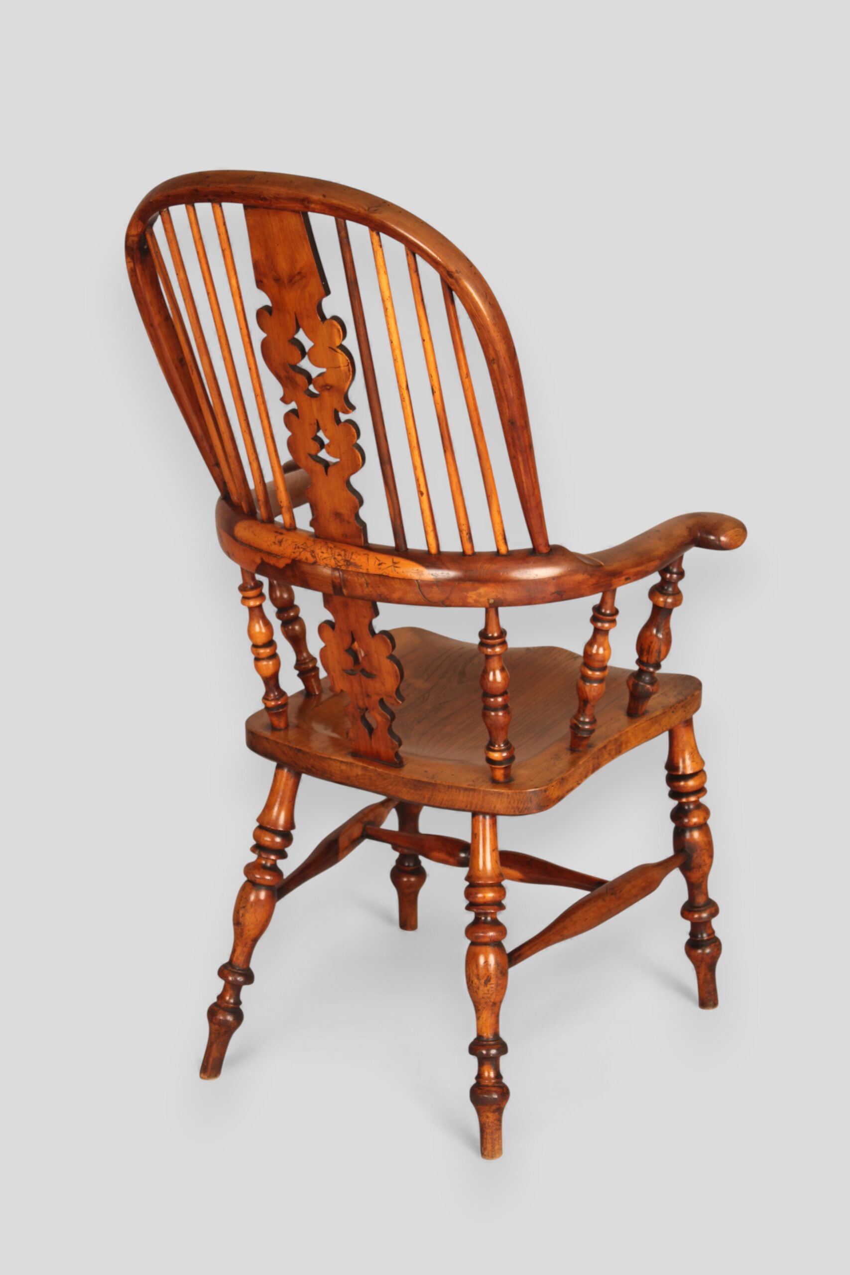 Very fine yew wood Windsor arm-chair