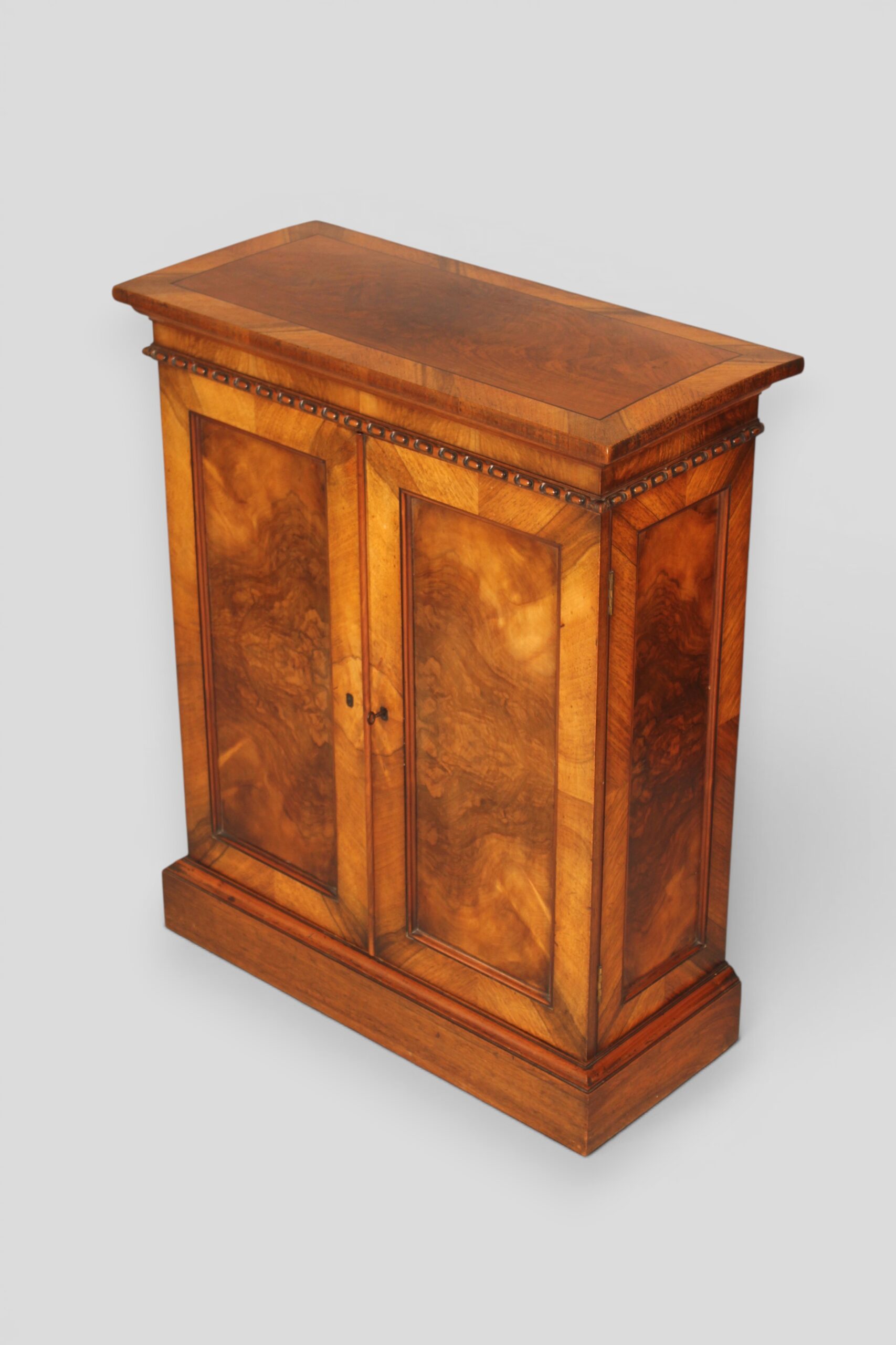 Small mahogany 2 door cabinet