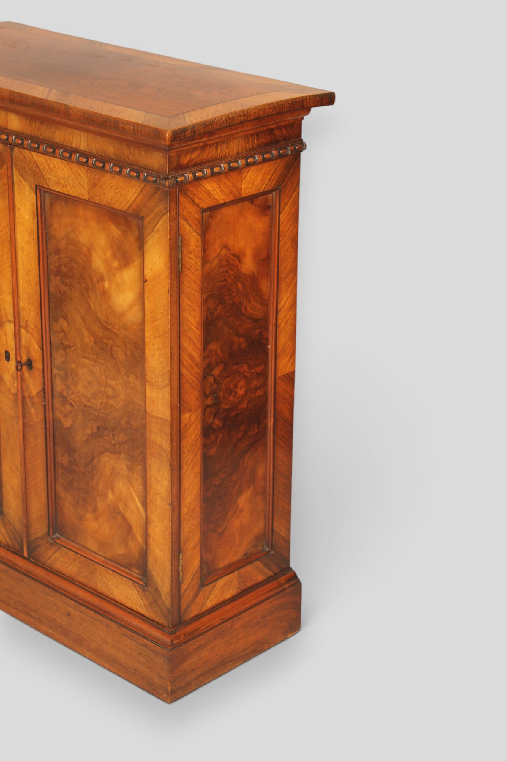Small mahogany 2 door cabinet