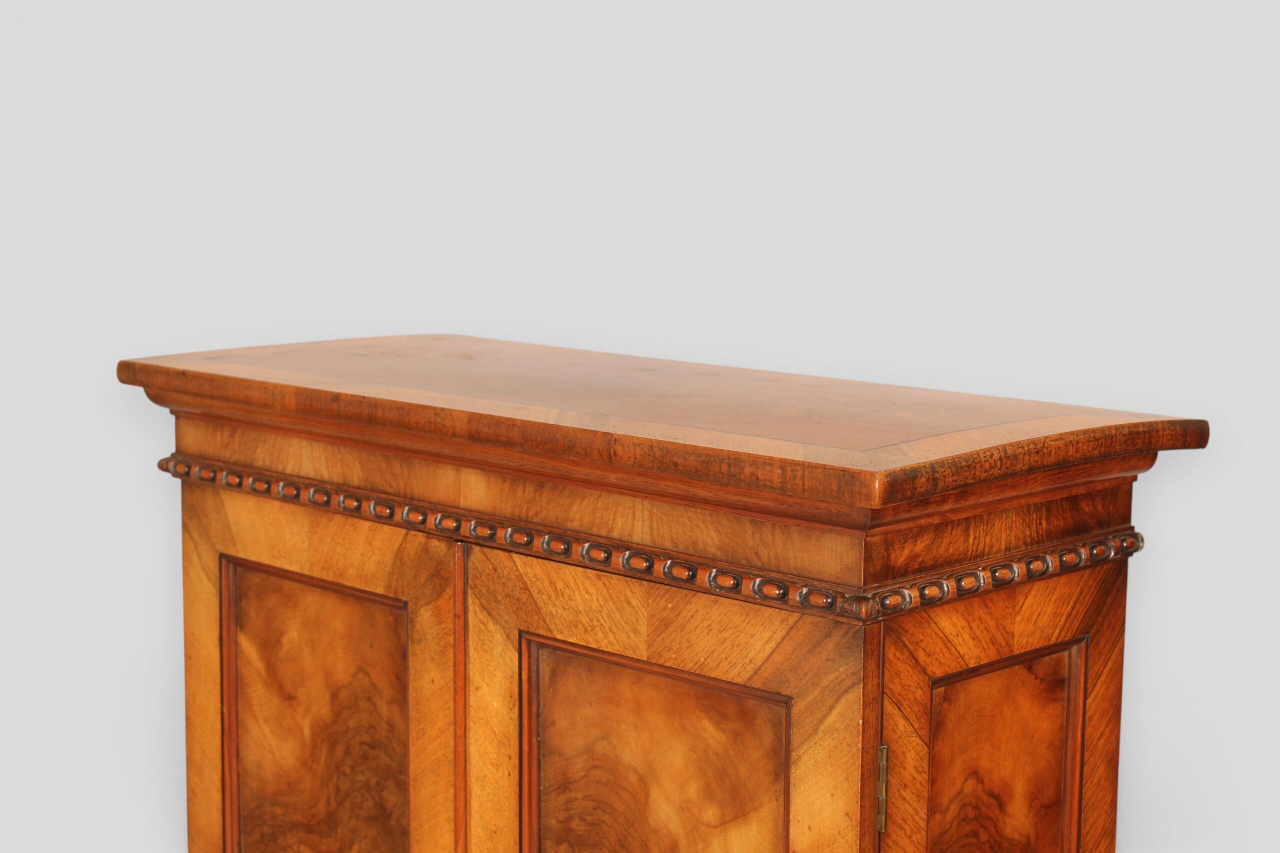 Small mahogany 2 door cabinet