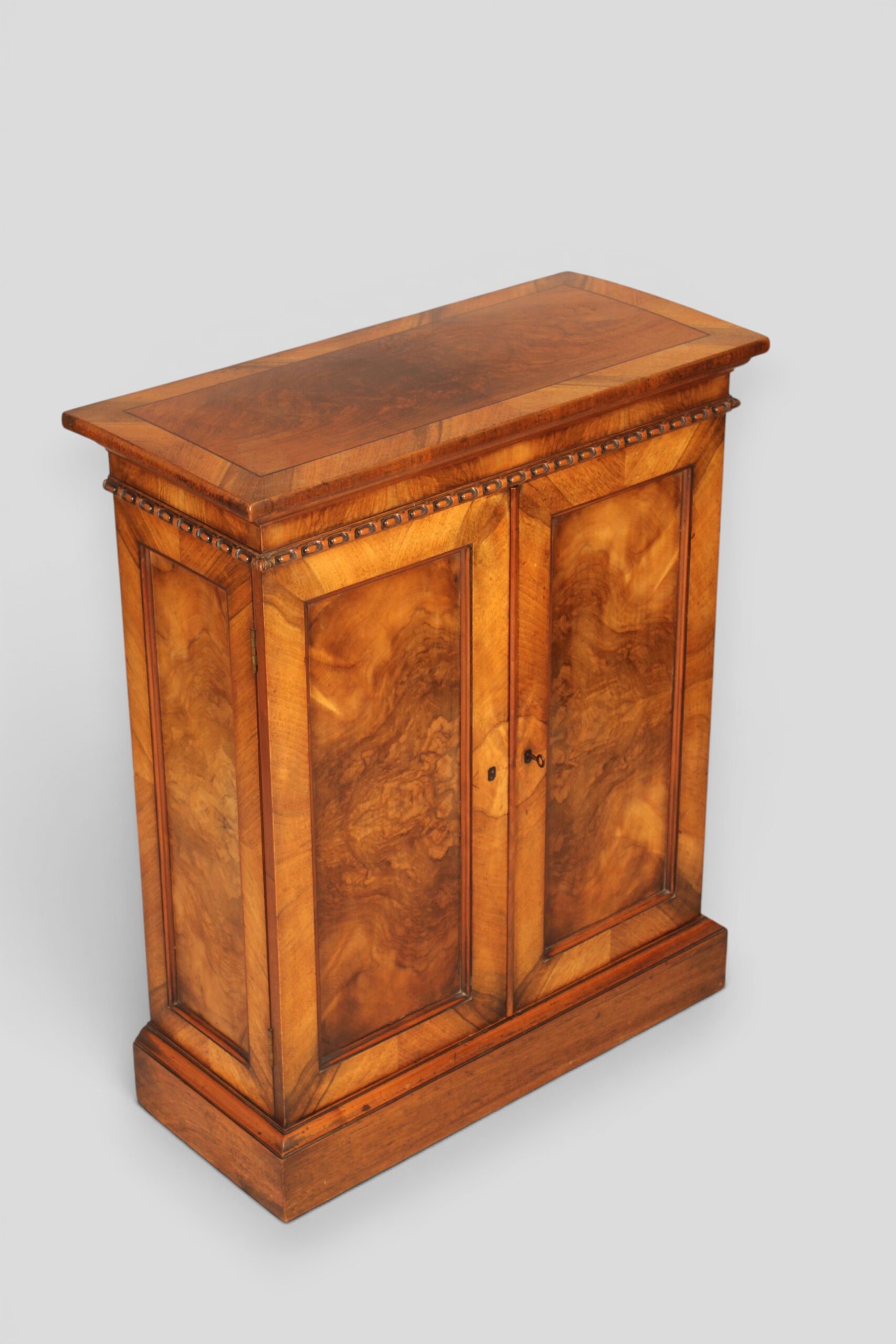 Small mahogany 2 door cabinet