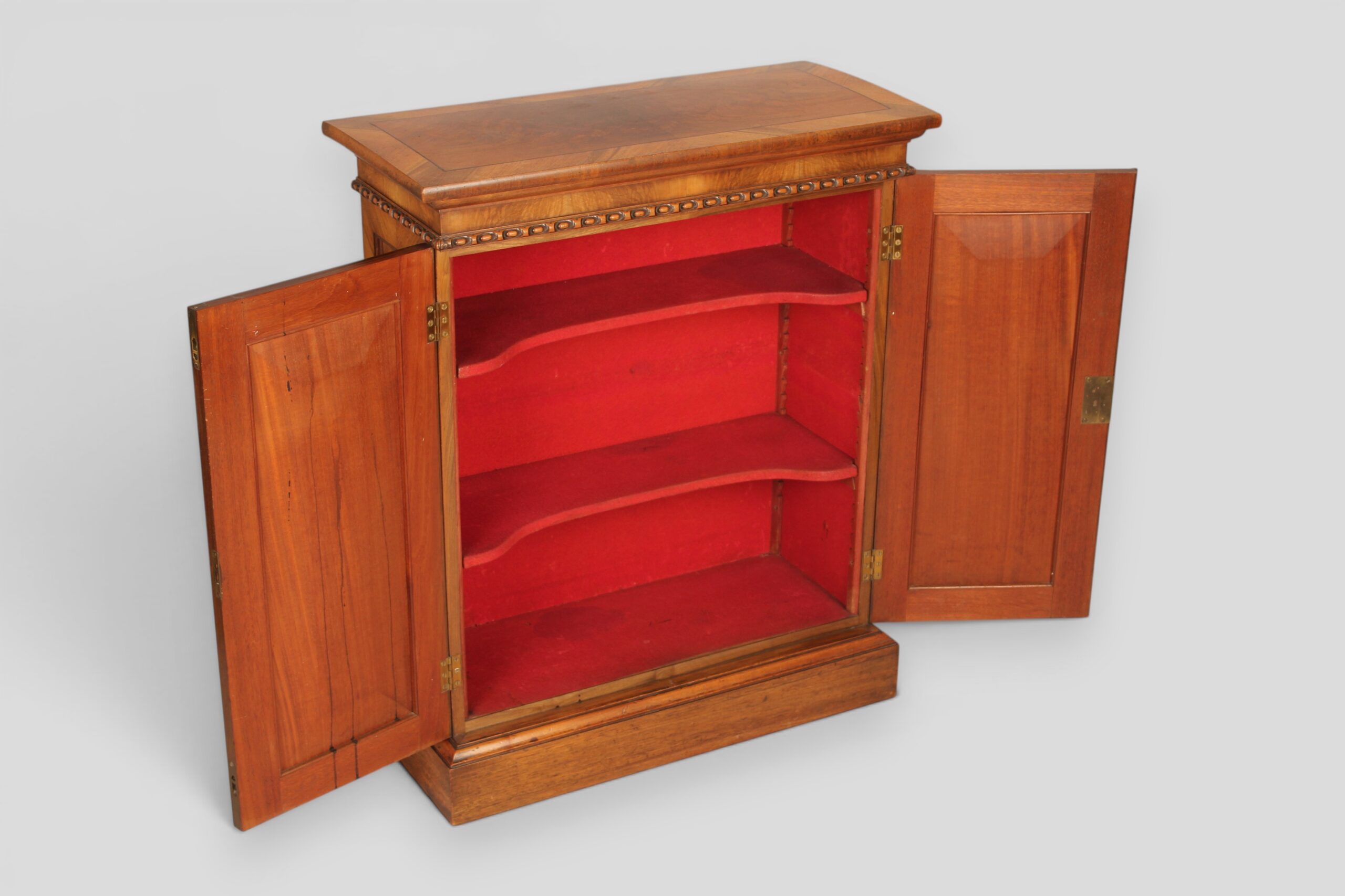 Small mahogany 2 door cabinet